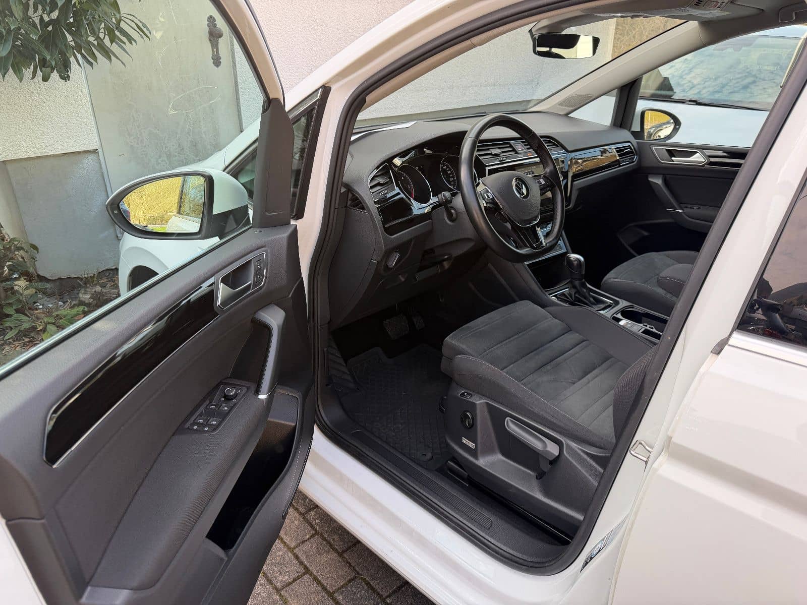 Volkswagen Touran 2.0 TDI SCR DSG Highline 1.Hand ACC foto 9