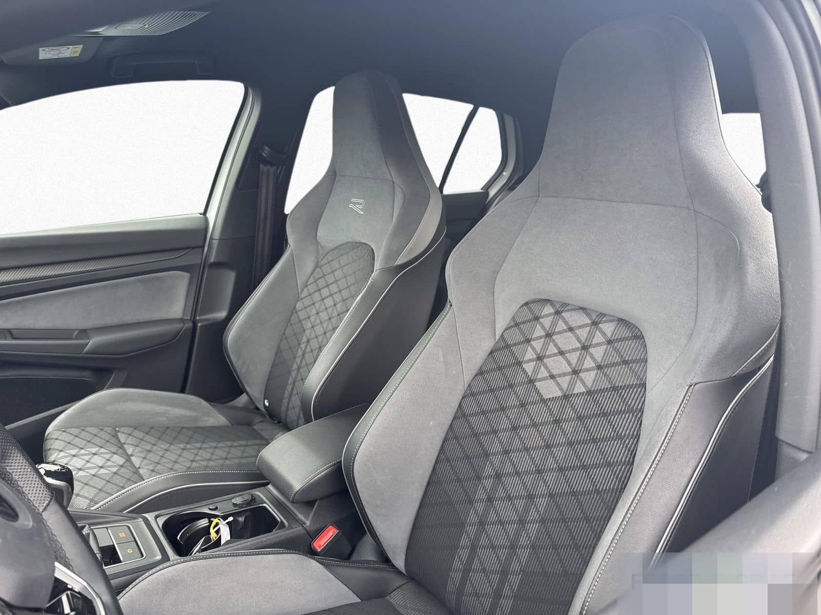 Volkswagen Golf VIII R-Line 1.5 TSI NAVI ACC LED HARMAN KAR foto 10