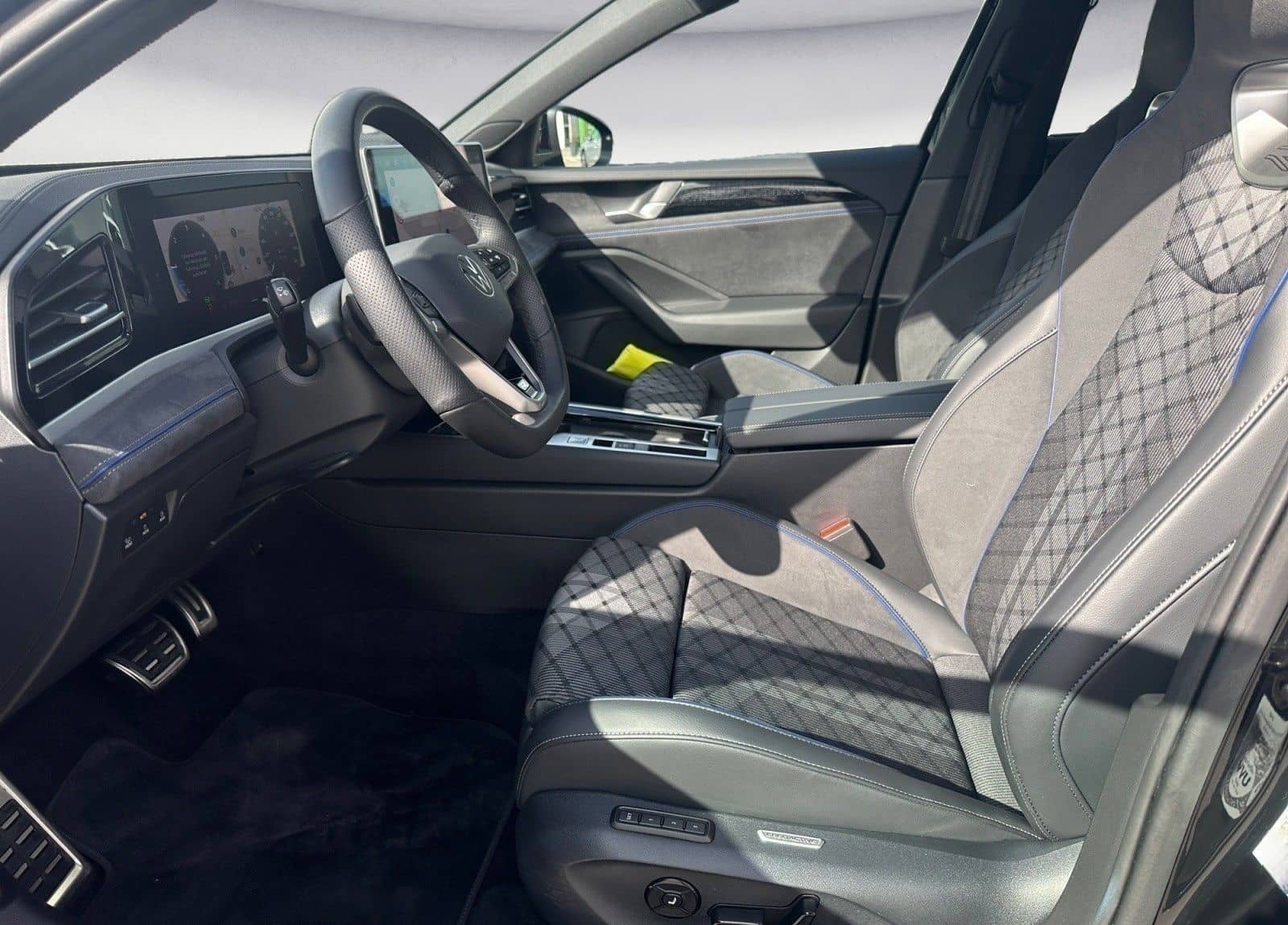 Volkswagen Passat Variant 2.0 TDI DSG R-Line AHK AreaView foto 8