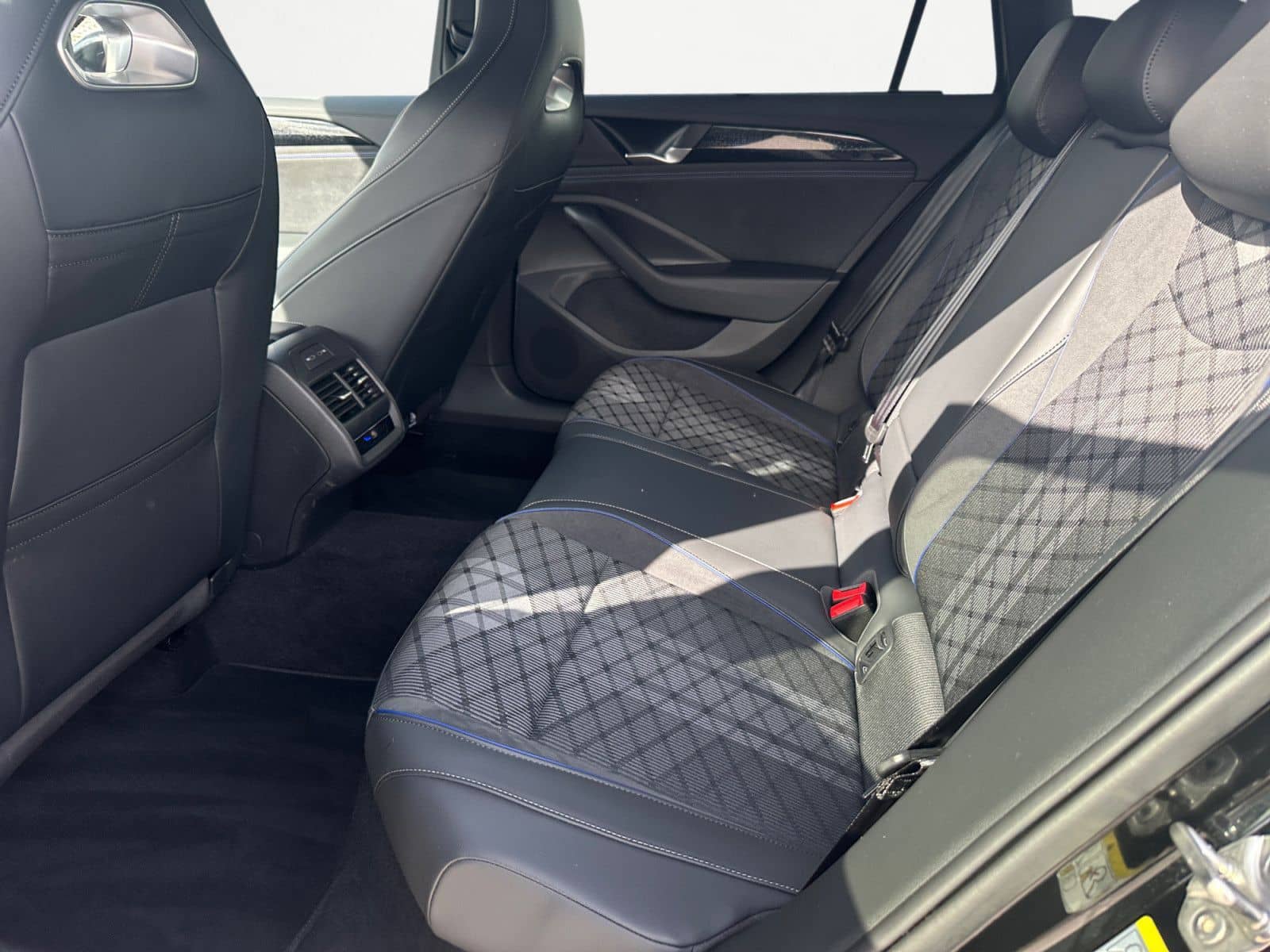 Volkswagen Passat Variant 2.0 TDI DSG R-Line AHK AreaView foto 9