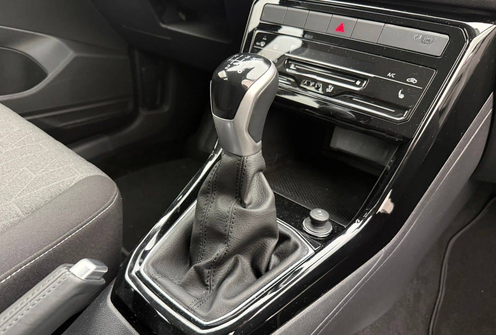 Volkswagen T-Cross 1.0 TSI Life  116PS 6-Gang IQ.Drive EA8 foto 4