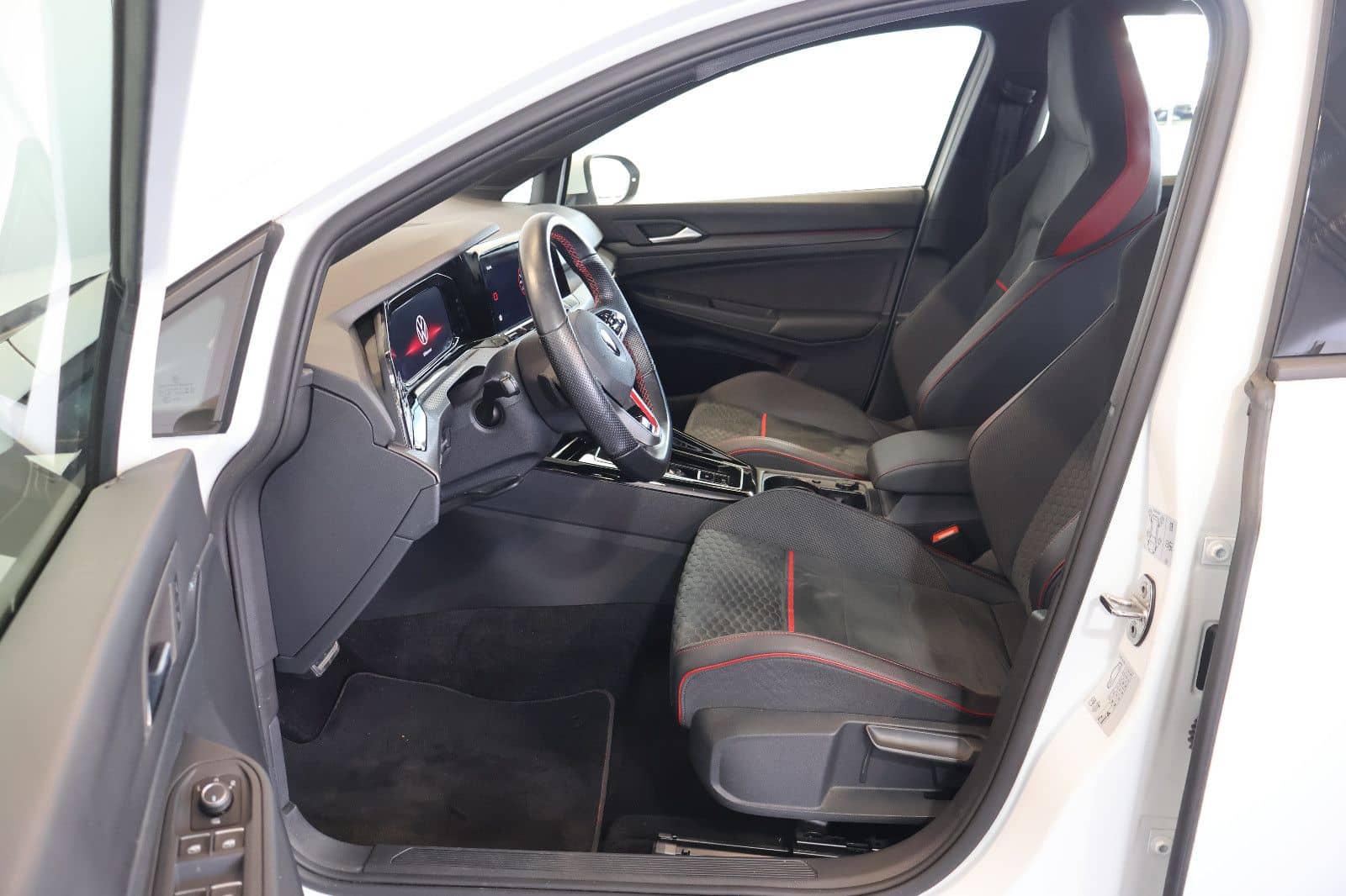 Volkswagen Golf VIII GTI Clubsport 2.0 TSI AID+ACC+LED+18" foto 11