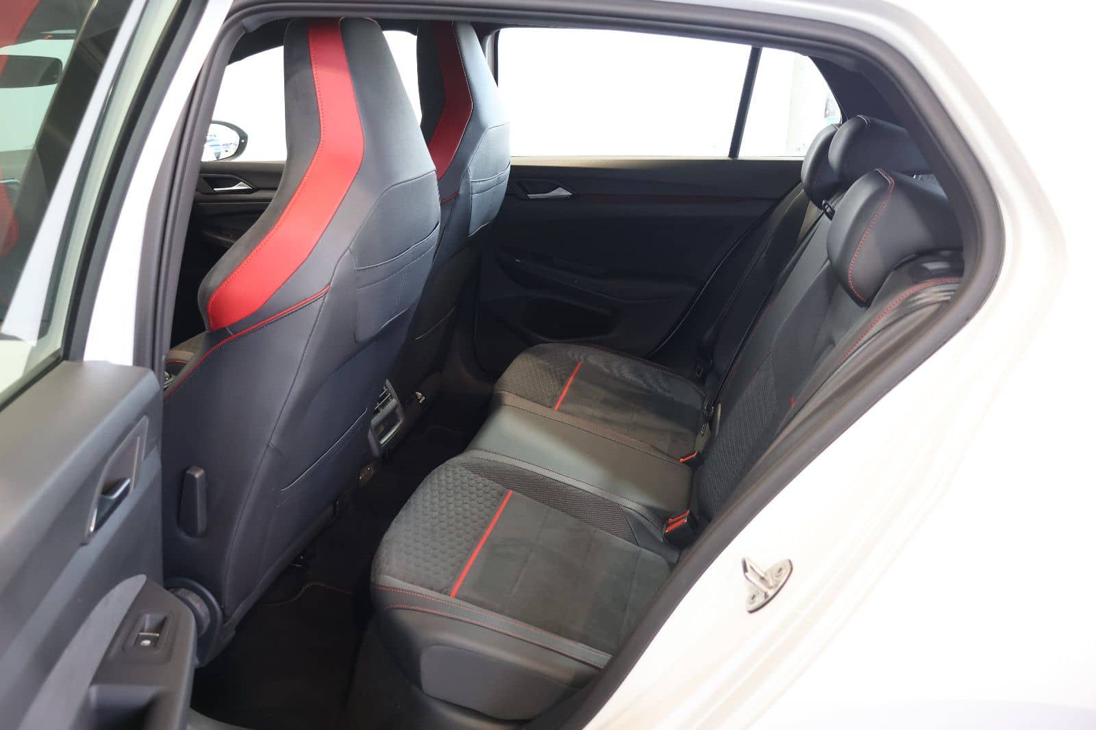 Volkswagen Golf VIII GTI Clubsport 2.0 TSI AID+ACC+LED+18" foto 12