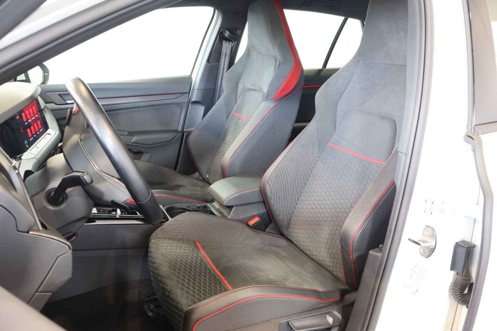 Volkswagen Golf VIII GTI Clubsport 2.0 TSI AID+ACC+LED+18" foto 10