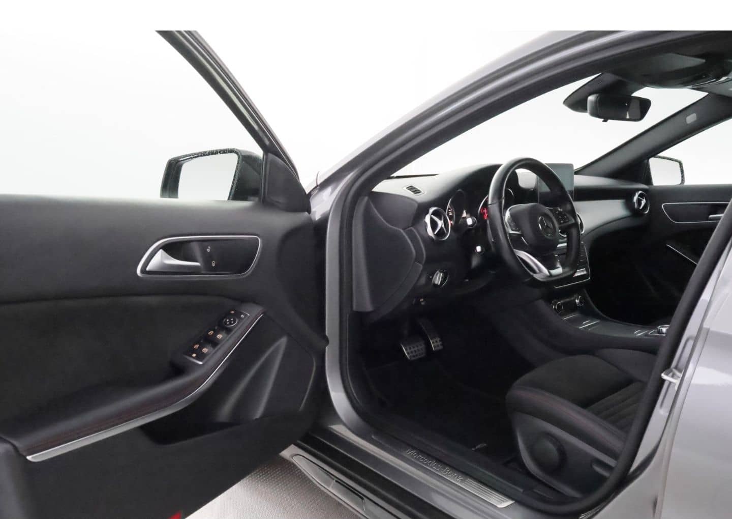 Mercedes-Benz GLA 200 7G-DCT AMG Line+LED+PANO+KAMERA+TEMPO foto 17