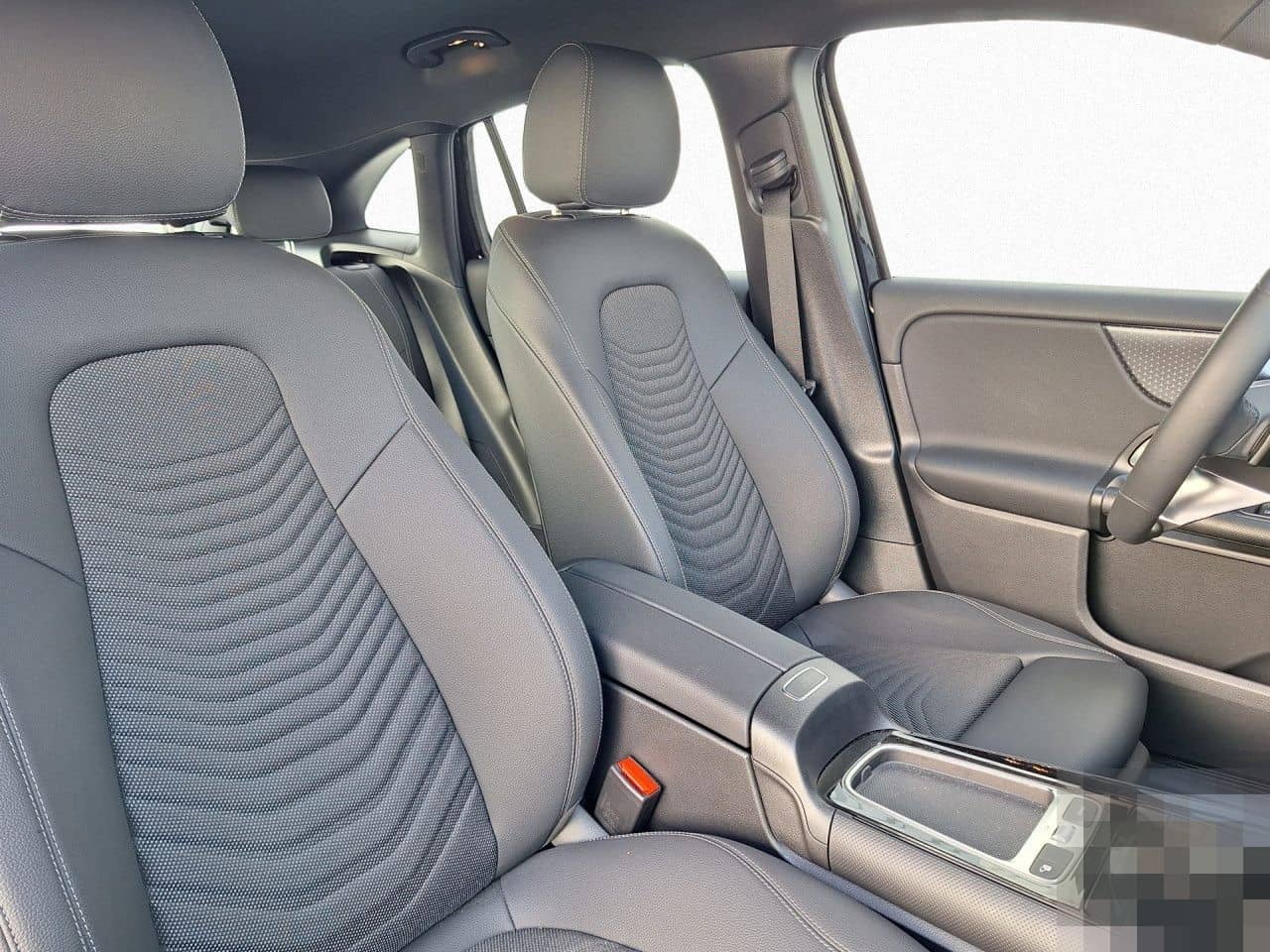 Mercedes-Benz GLA 200 d,AHK,NAVI,LED,Komfort,Shzg Klima foto 5