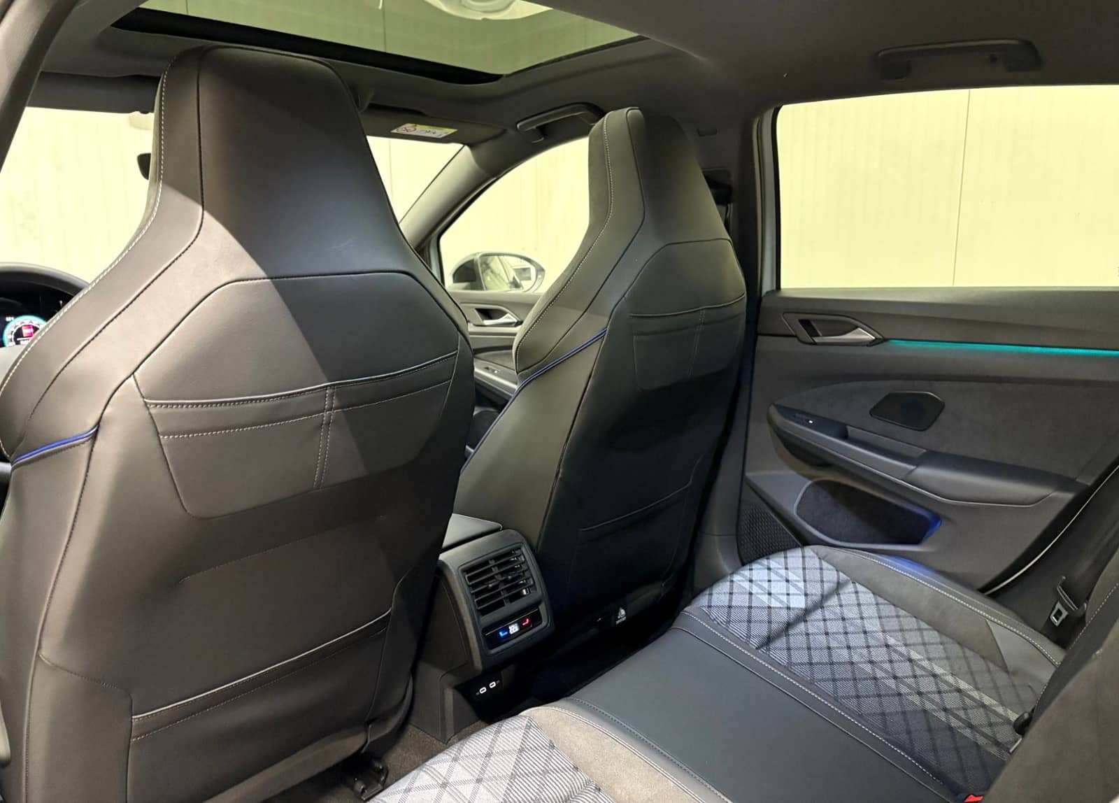 Volkswagen Golf VIII R-Line 2.0 TDI DSG IQ.LIGHT PANO NAVI foto 17