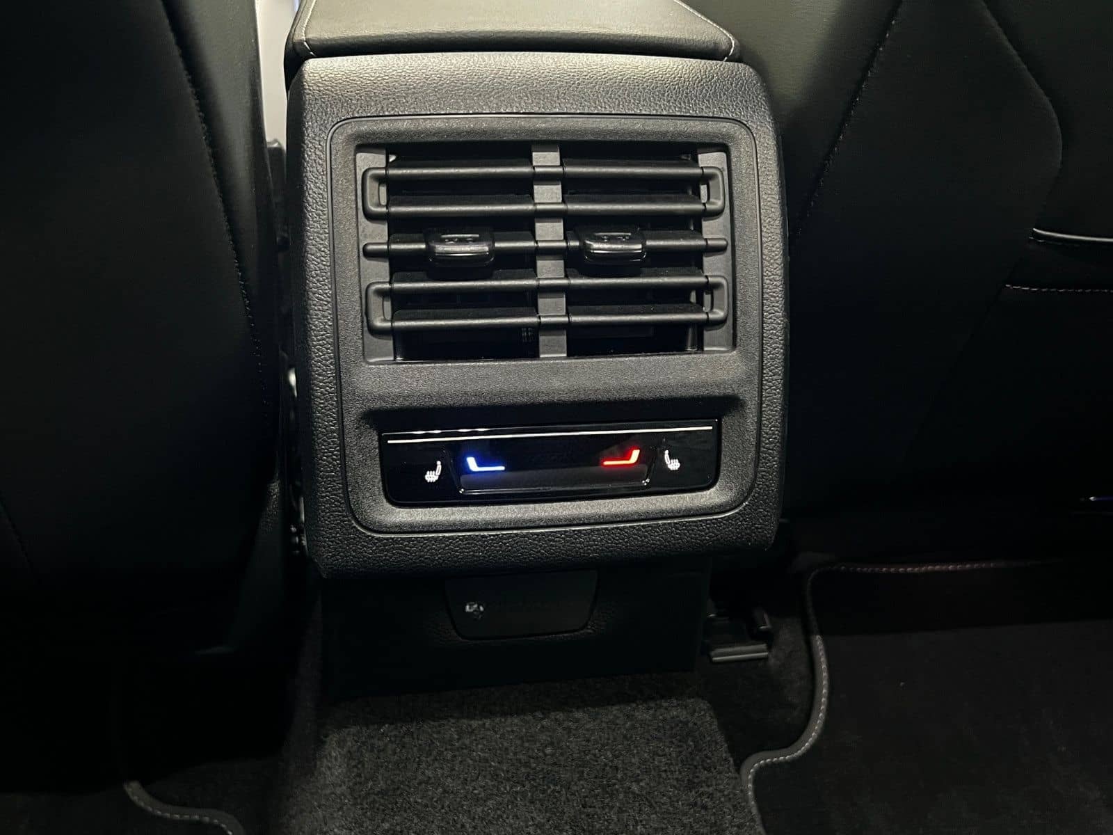 Volkswagen Golf VIII 2.0 TDI DSG R-Line Navi ACC Pano STHZ foto 21