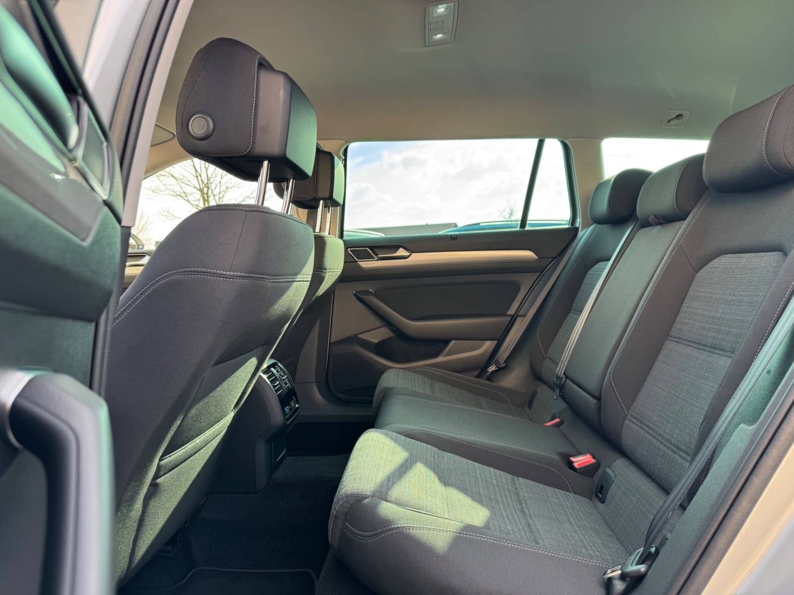 Volkswagen Passat Var Business 2.0TDI AHK Kamera TravelAss foto 17