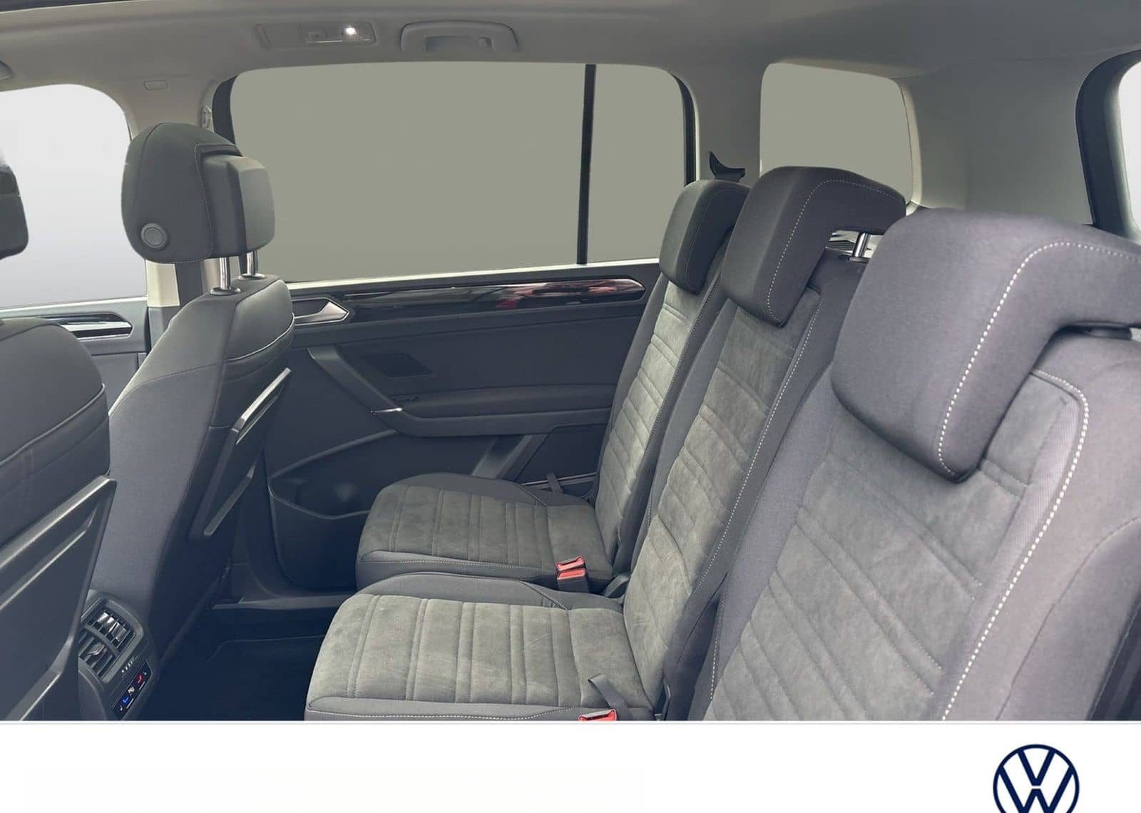 Volkswagen Touran 2.0 HIGHLINE AHK PANO NAVI CARPLAY foto 8