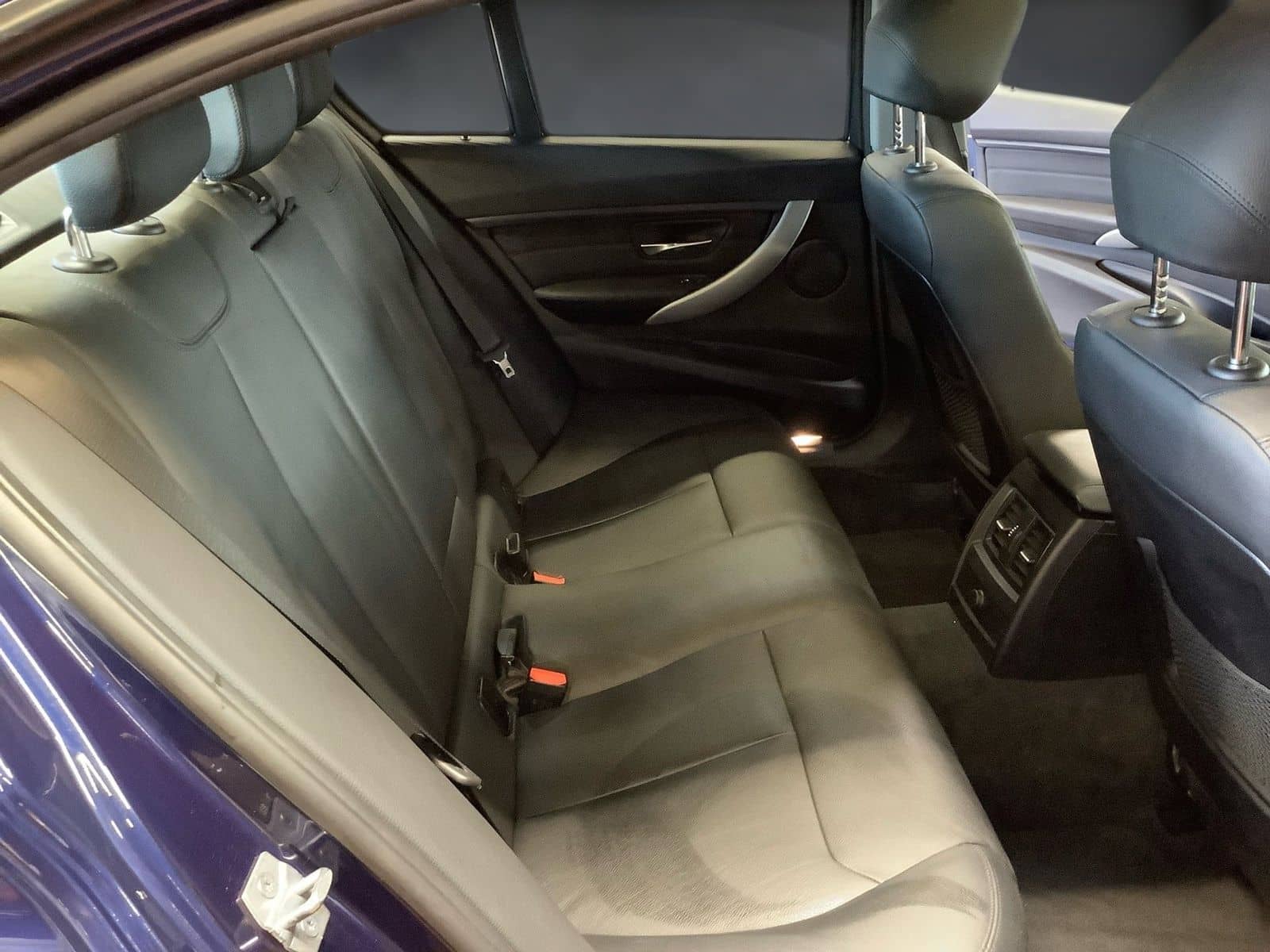 BMW 3er 330i SDach+HuD+Leder+NAVI+AUT+Distr+Facelift foto 14