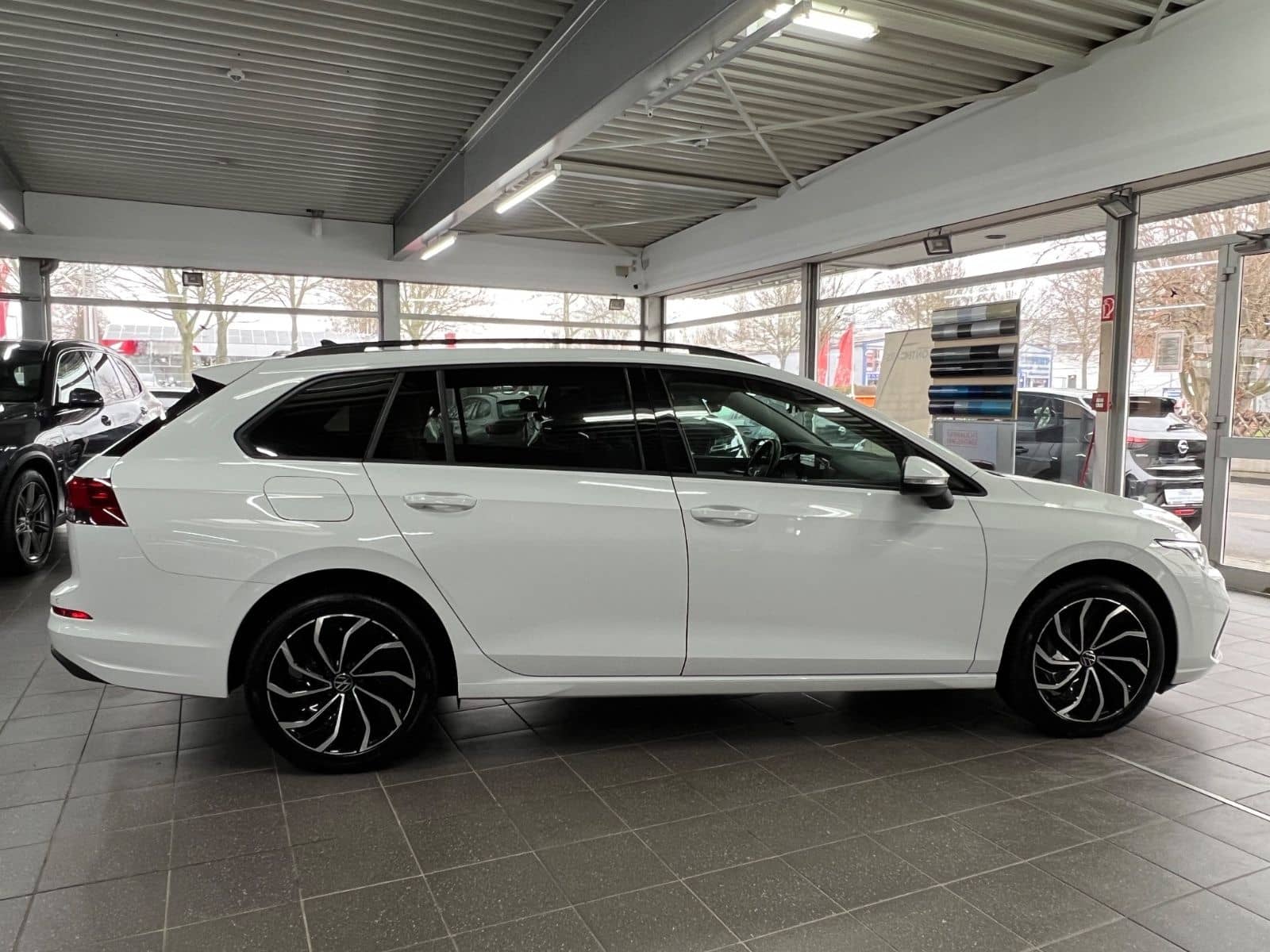 Volkswagen Golf VIII Variant 2.0 TDI Life AHK+L&S+KAM+LED foto 2