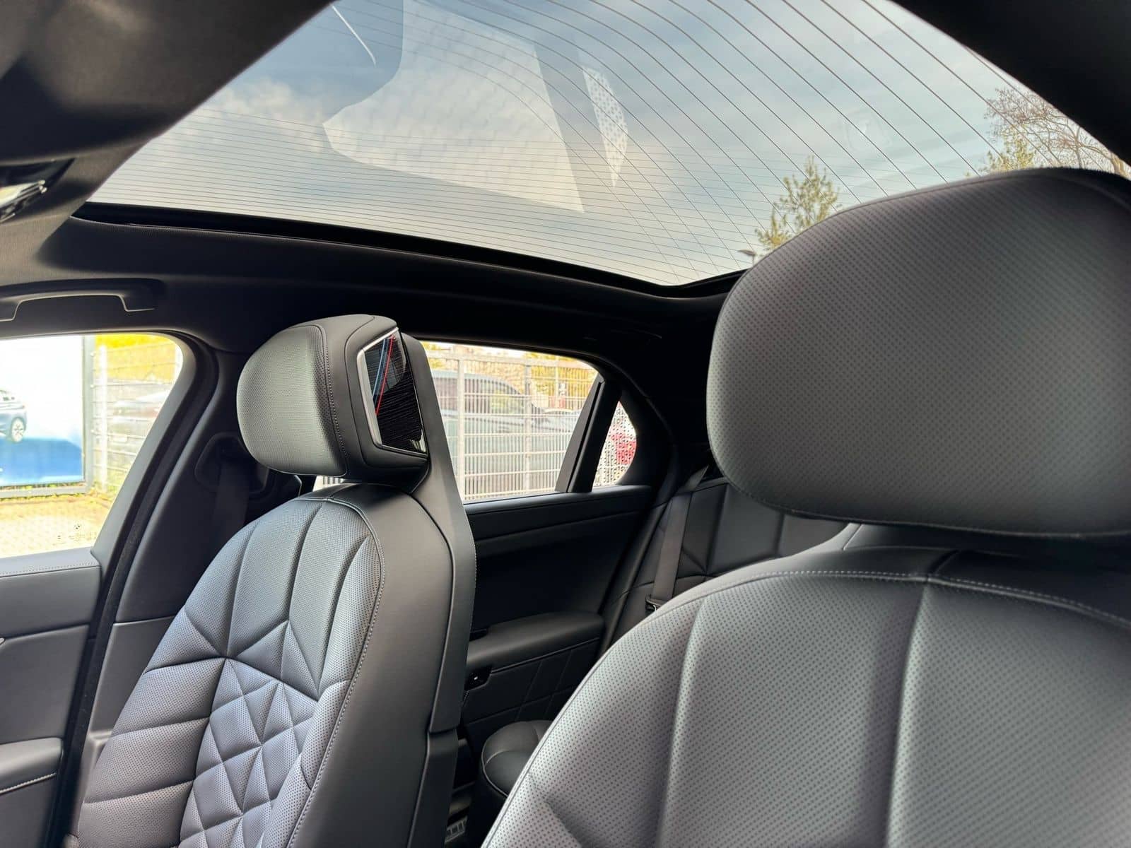 BMW 740d xDrive M Sport PanoSky StHzg Autobahnas 21z foto 18