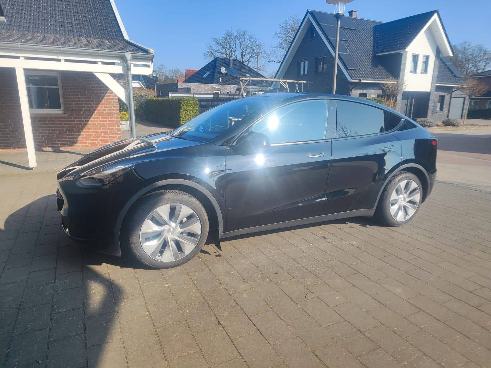 Tesla Model Y Basis RWD foto 2