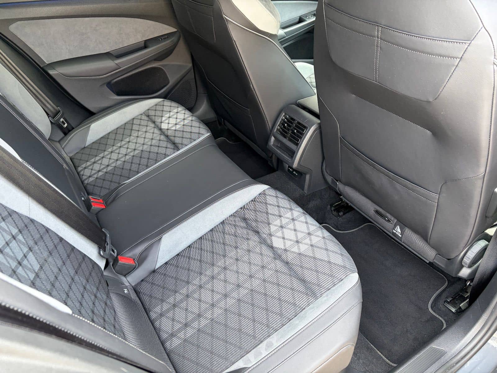 Volkswagen Golf VIII 2.0 TDI Lim. R-Line· 1. Hd· Kamera·ACC foto 25