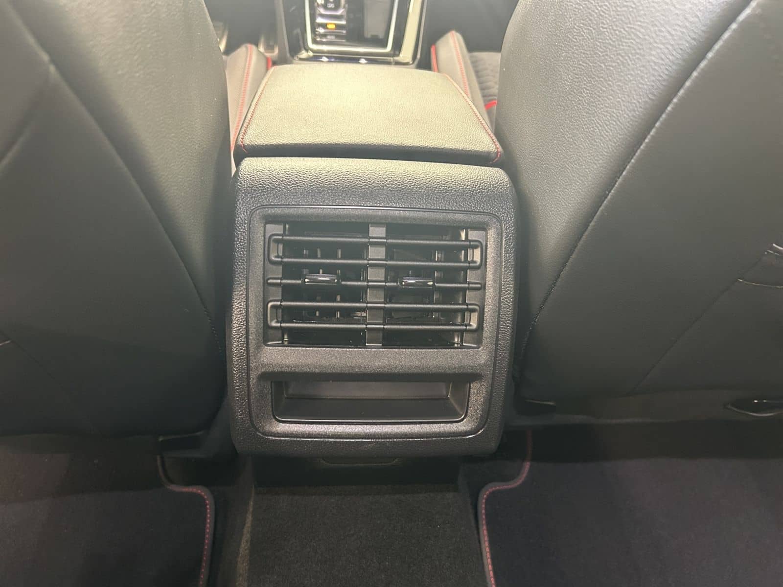 Volkswagen Golf VIII GTI Clubsport 2.0 TSI +DSG+BLACK+NAVI foto 15