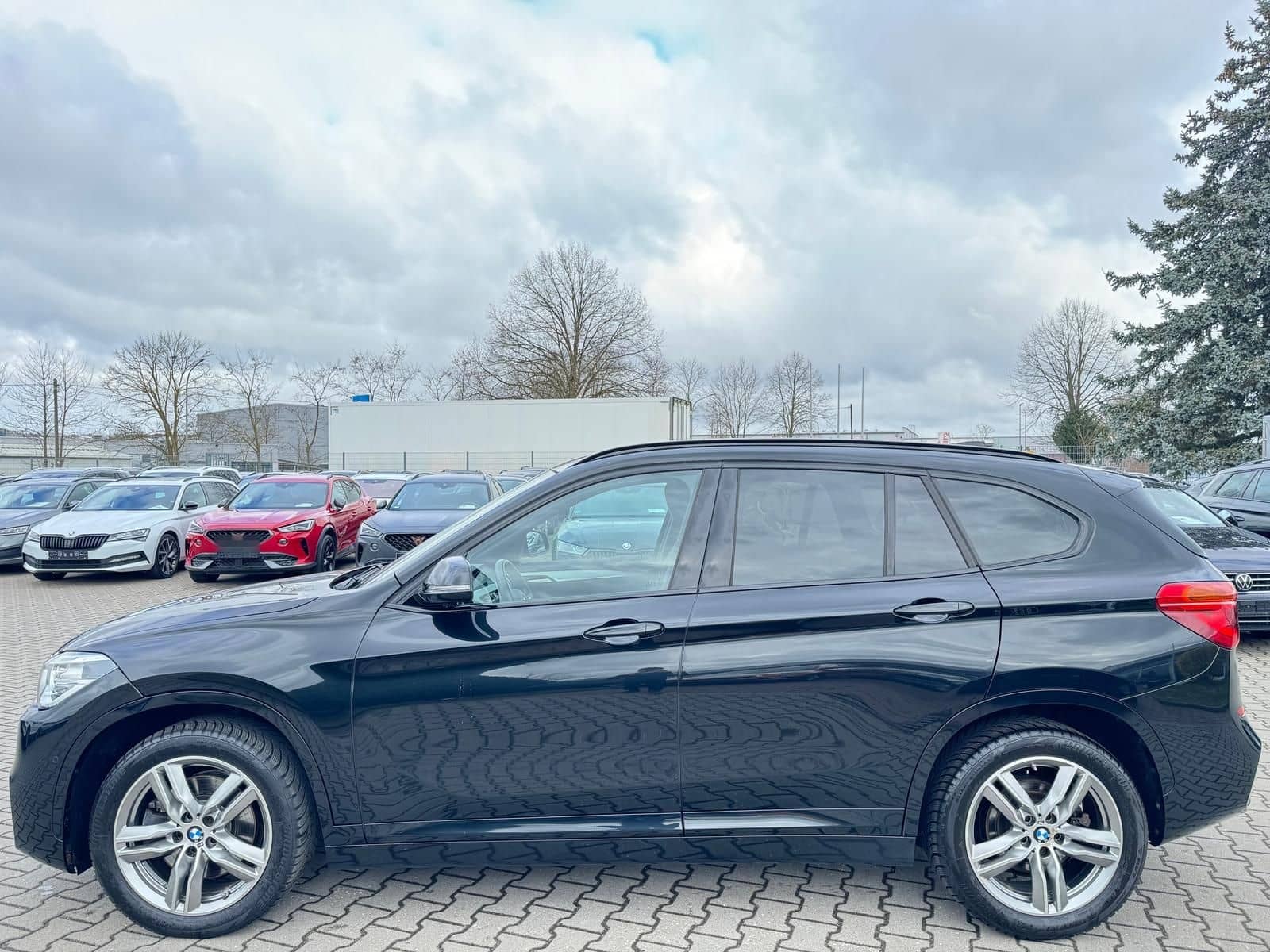 BMW X1  xDrive 20d M-SportPaket Leder Navi AHK PDC foto 2