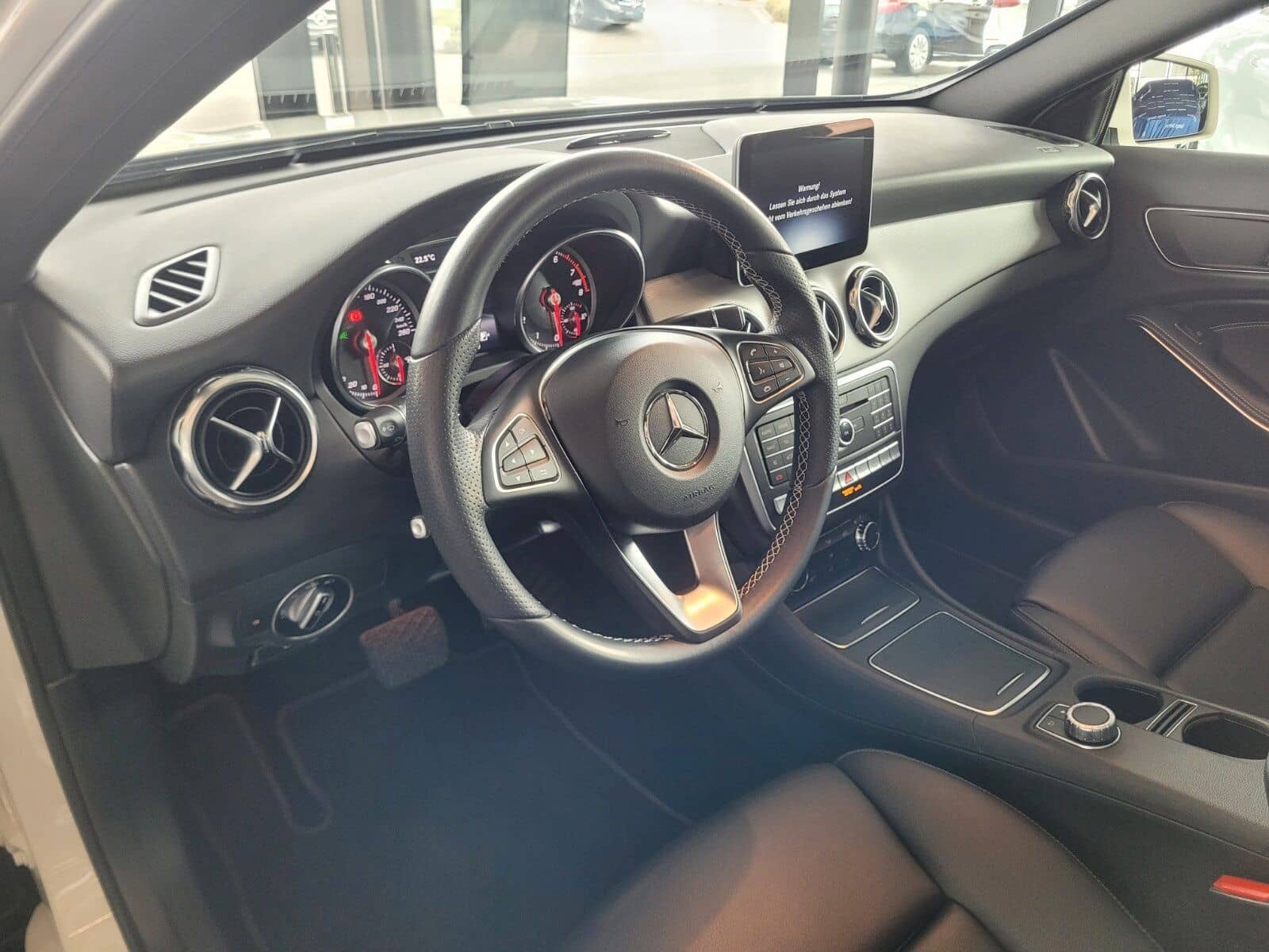 Mercedes-Benz GLA 250 4M URBAN TWA NAVI PANO LED RFK SPIEGEL.P foto 12