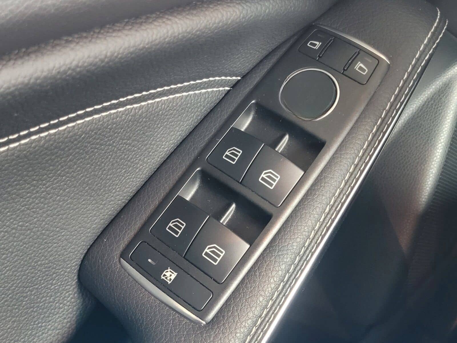 Mercedes-Benz GLA 250 4M URBAN TWA NAVI PANO LED RFK SPIEGEL.P foto 23