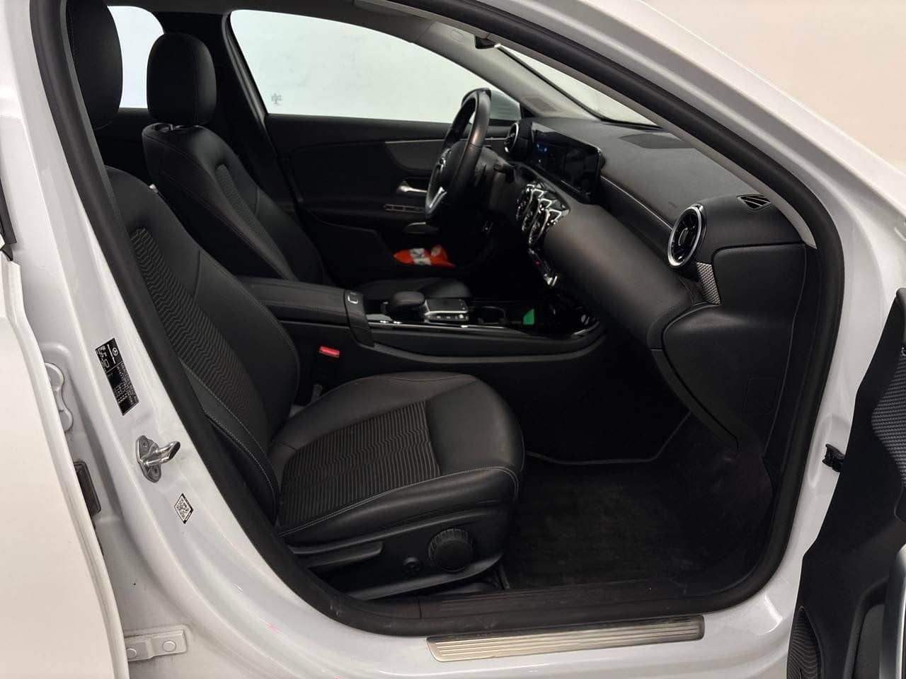 Mercedes-Benz A 250 e Lim. Progressive ACC BLIS HuD Key LED La foto 8