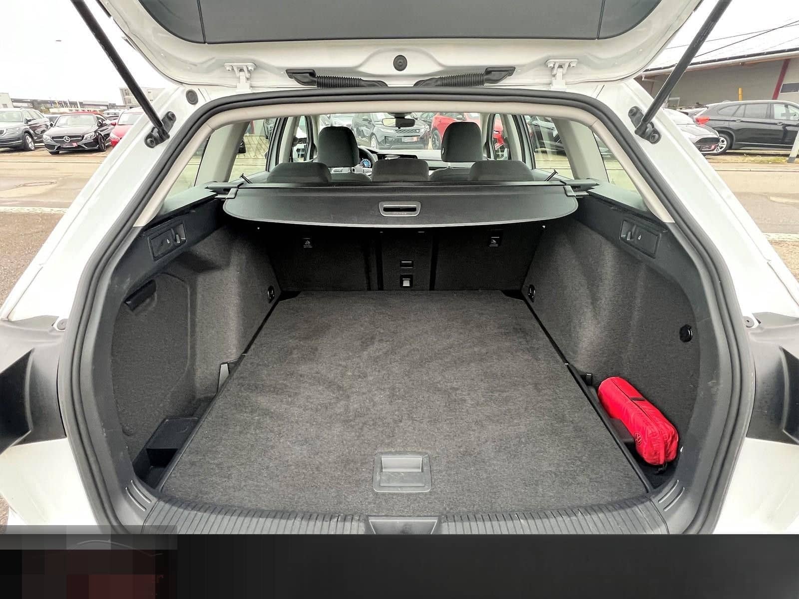 Volkswagen Golf VIII Variant Life eTSI ACC|LED|CARPLAY|NAV foto 16