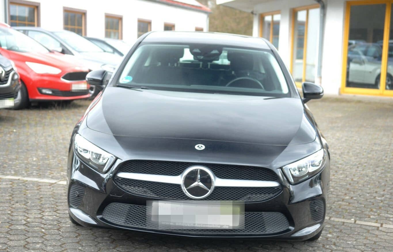 Mercedes-Benz A 180 Automatik DISTRONIC Navi LED Klimaautomati foto 3