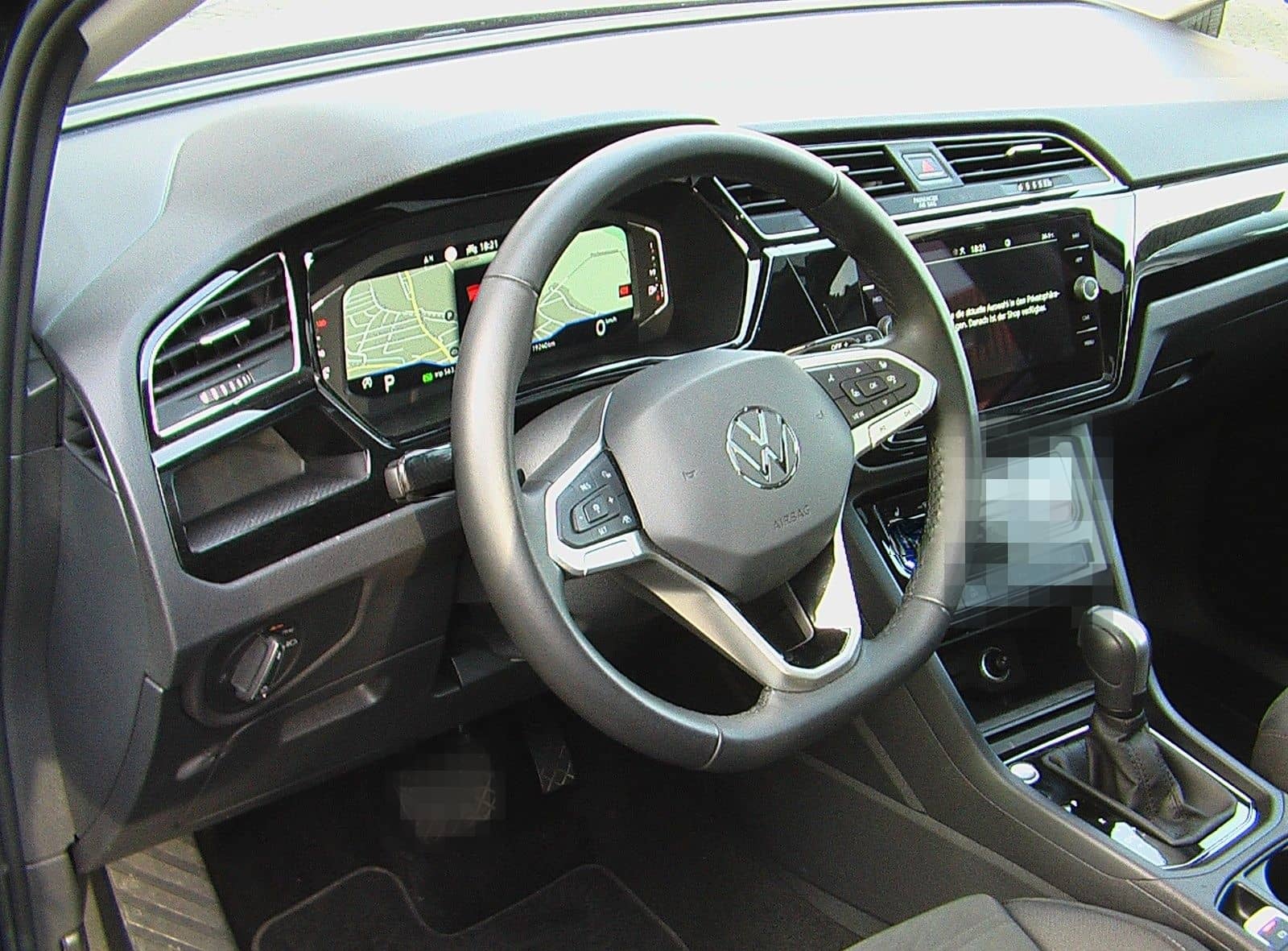 Volkswagen Touran Highline R-Line PANO*AHK*ERGO*FAMILY*7-SI foto 7