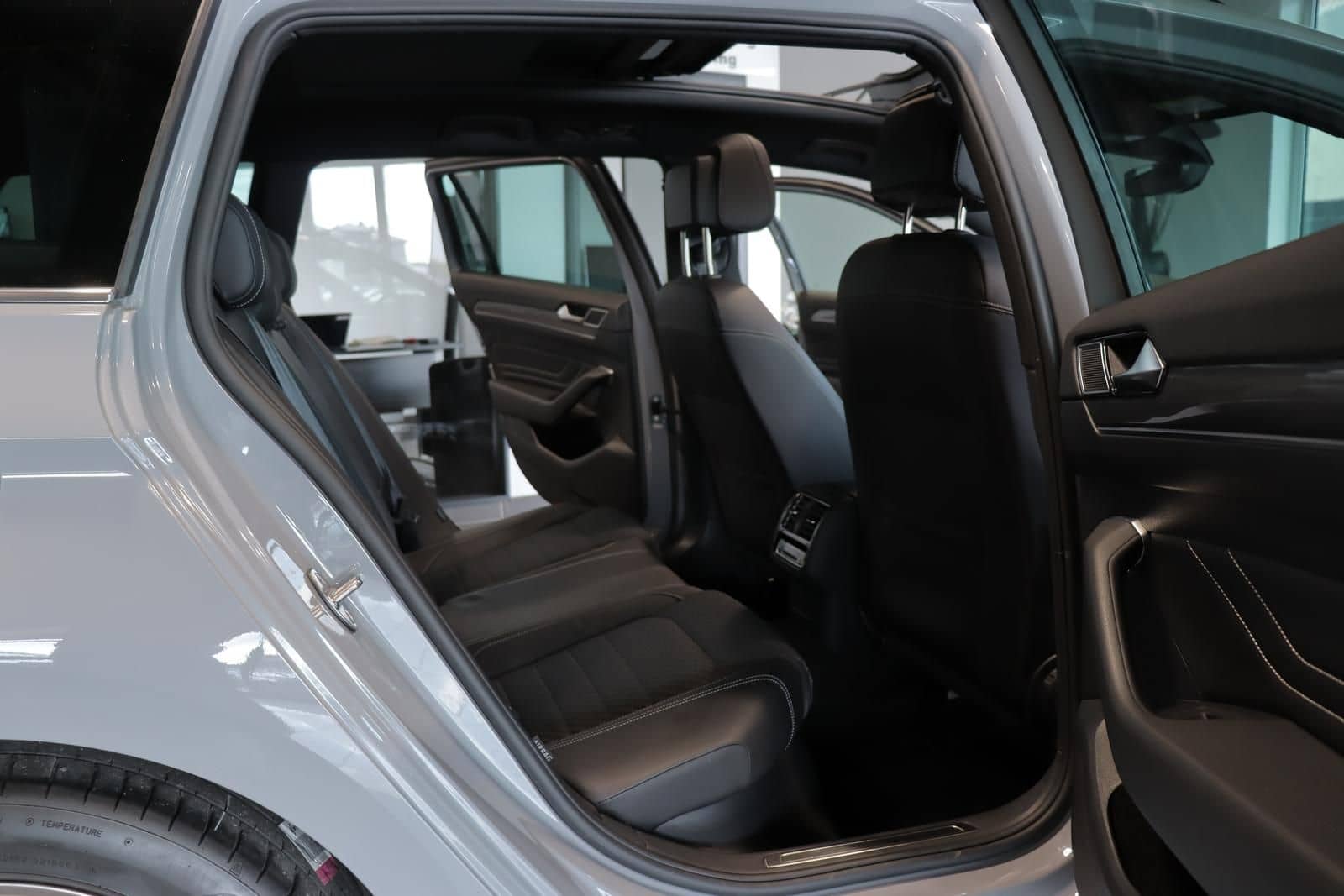 Volkswagen Passat Variant 2.0 TDI Business*R-LINE*PANO*AHK* foto 11