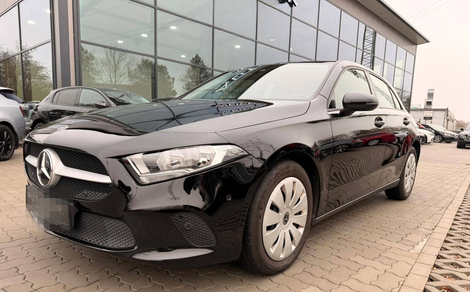 Mercedes-Benz A 250e 1.3L Hybrid SHZ NAV CARPLAY foto 1