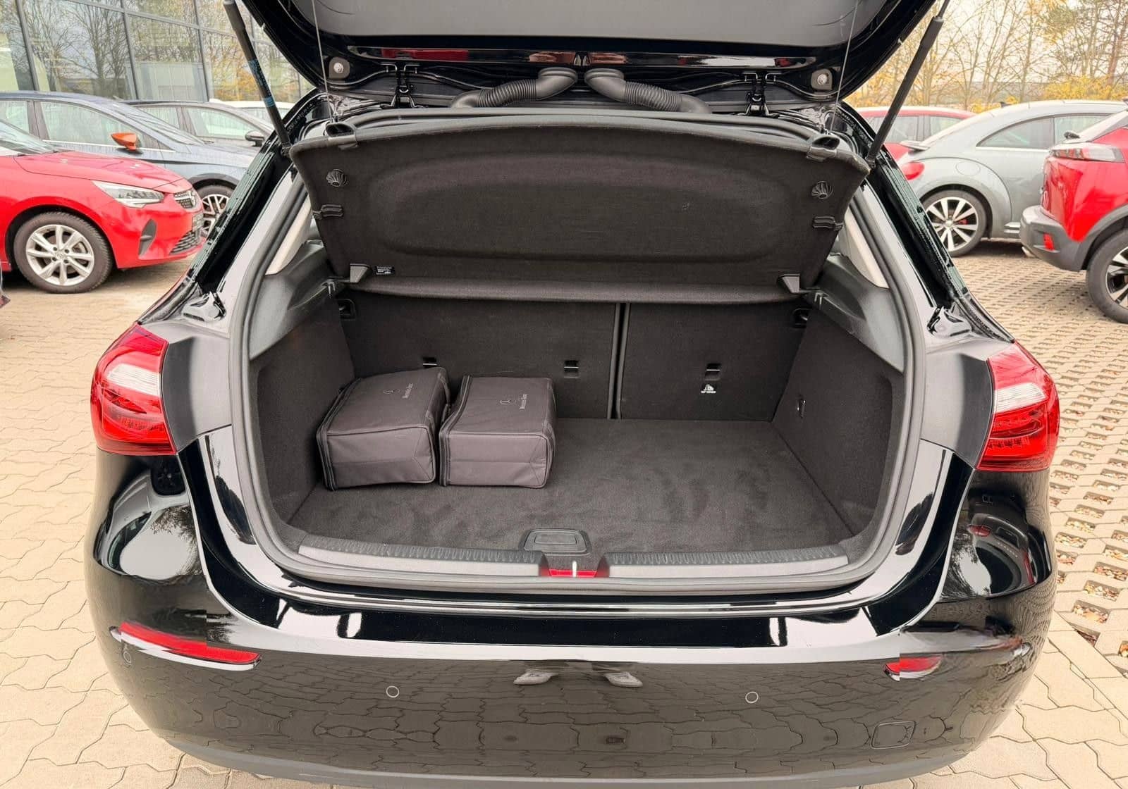 Mercedes-Benz A 250e 1.3L Hybrid SHZ NAV CARPLAY foto 14