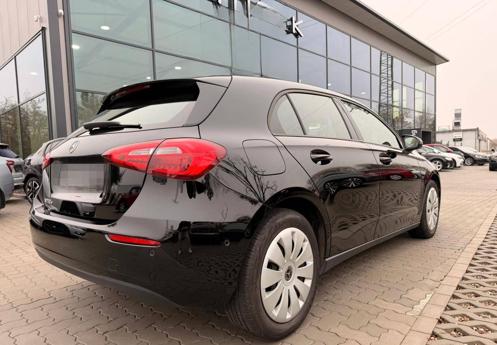 Mercedes-Benz A 250e 1.3L Hybrid SHZ NAV CARPLAY foto 4