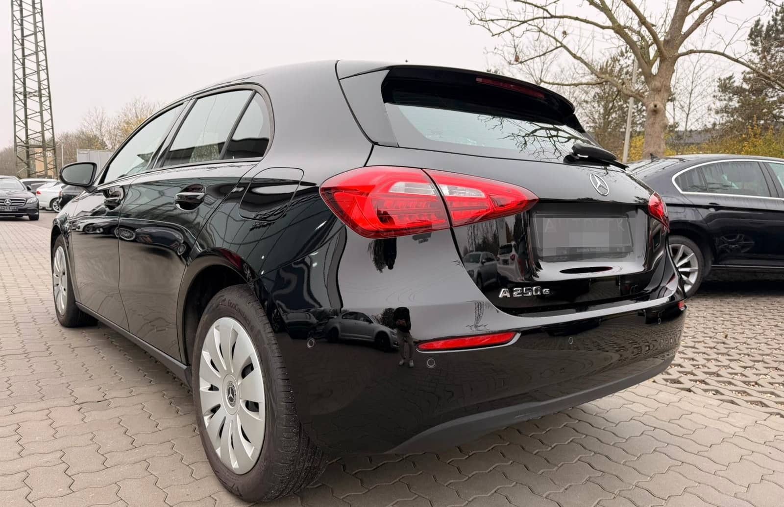 Mercedes-Benz A 250e 1.3L Hybrid SHZ NAV CARPLAY foto 6
