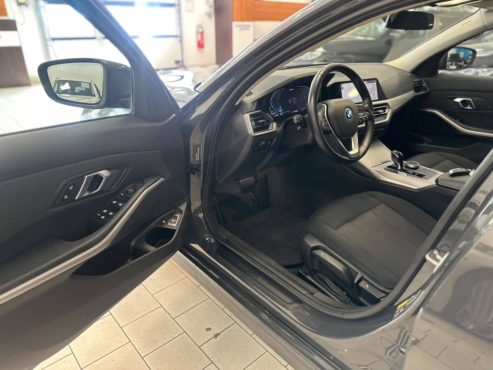 BMW 320e Advantage SAG/Navi/ParkAss/Tempomat/Hi-Fi foto 12