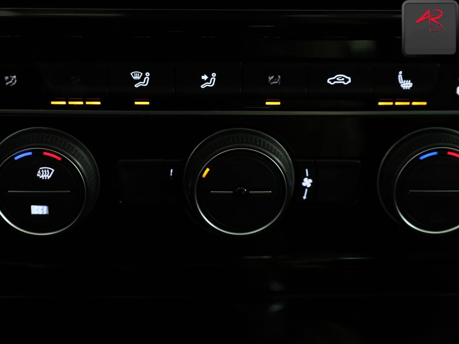 Volkswagen Golf VII 1.5 TSI R LINE PANORAMA,1.HAND,AMBIENTE foto 18