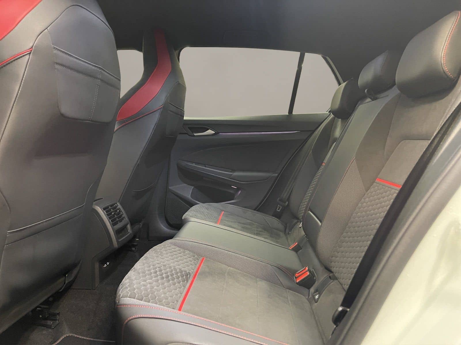 Volkswagen Golf VIII 2.0 TSI GTI Clubsport ACC AUT Kam. LED foto 15