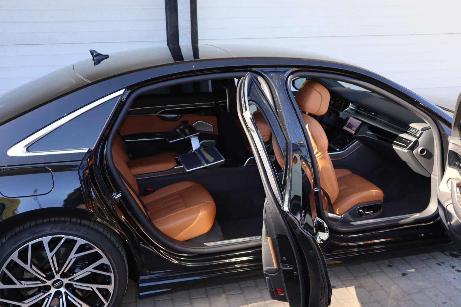 Audi A8L 60 TFSI V8 lang exclusive / *SCHWARZ-COGNAC* foto 1