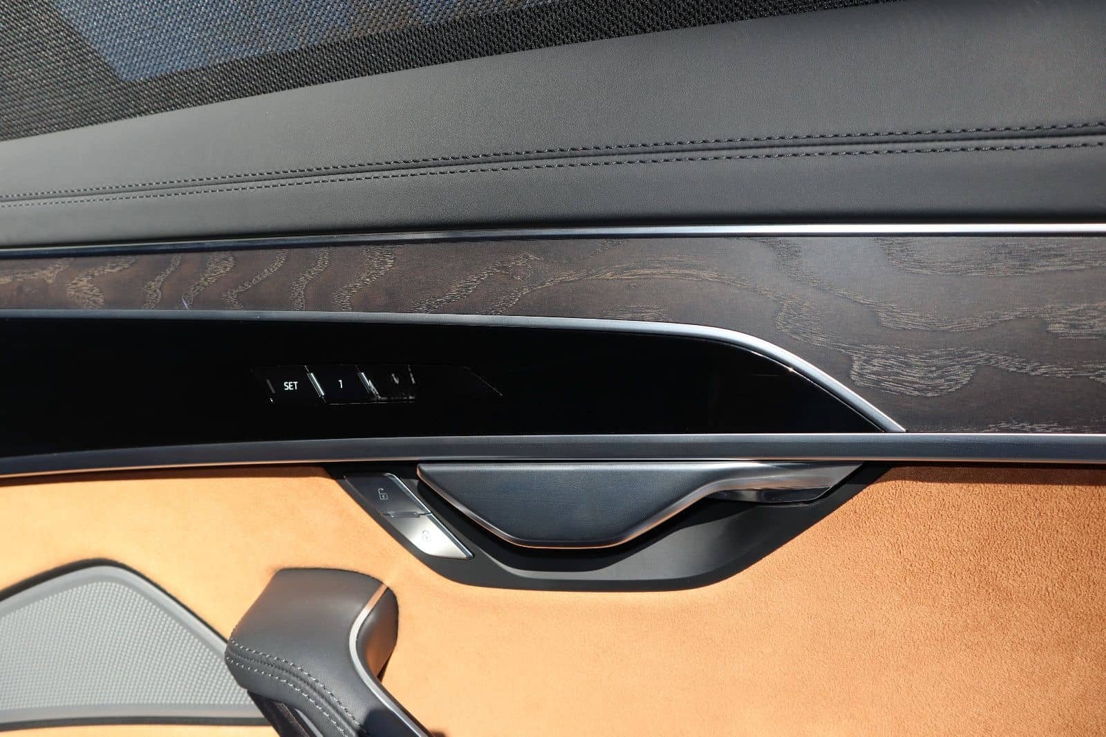 Audi A8L 60 TFSI V8 lang exclusive / *SCHWARZ-COGNAC* foto 25