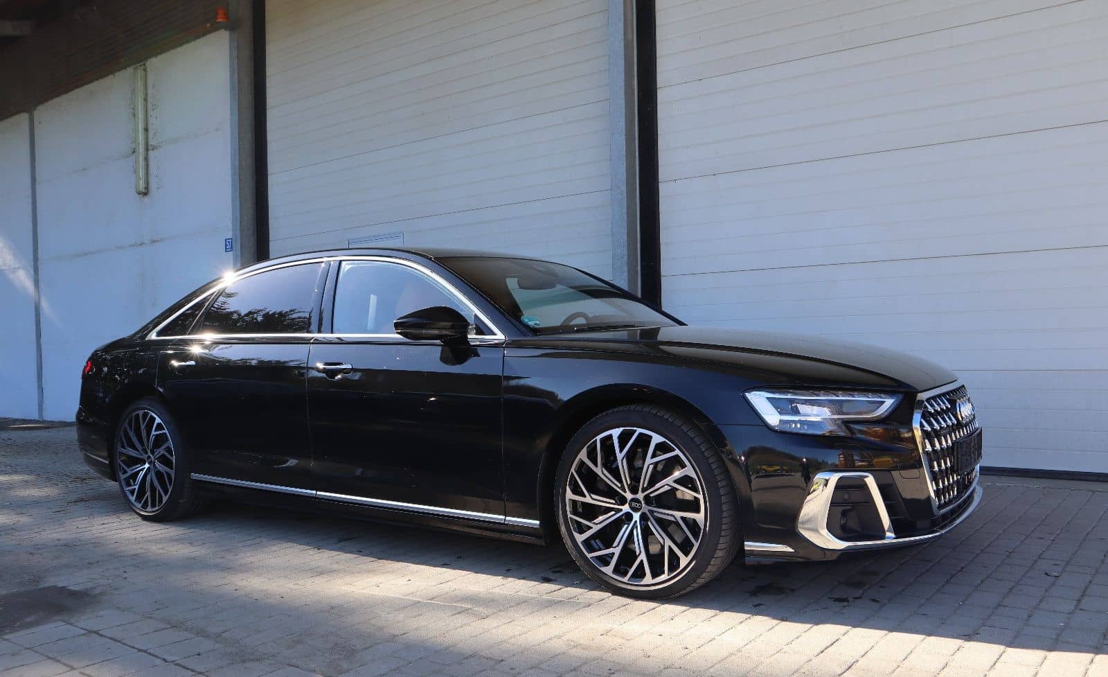 Audi A8L 60 TFSI V8 lang exclusive / *SCHWARZ-COGNAC* foto 4