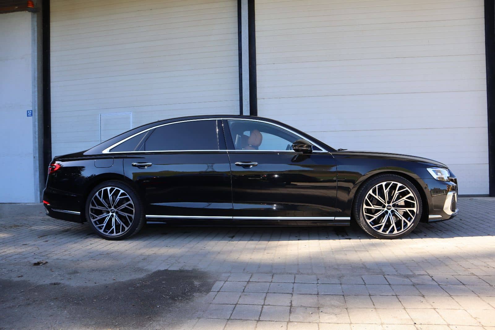 Audi A8L 60 TFSI V8 lang exclusive / *SCHWARZ-COGNAC* foto 6