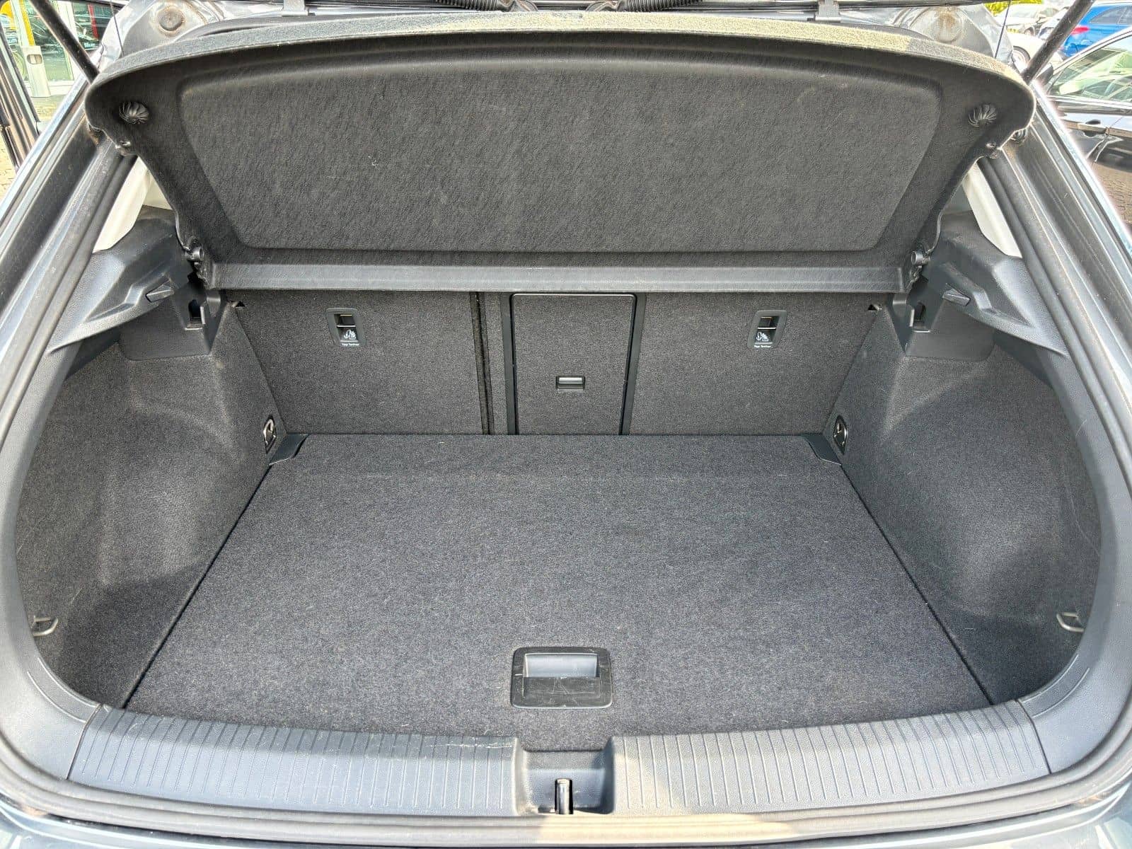 Volkswagen T-Roc Life AHK NAVI SHZ SPUR foto 17