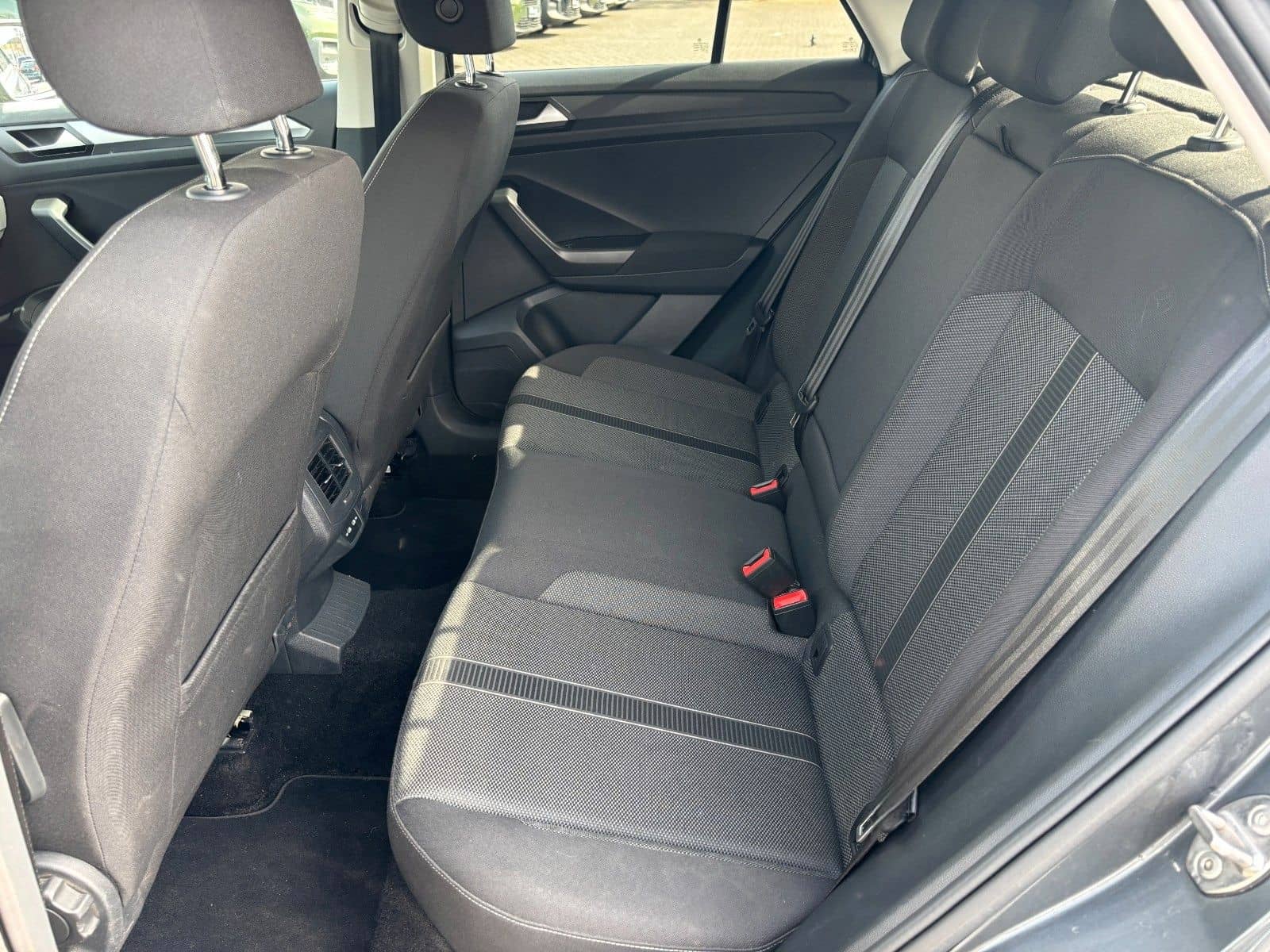 Volkswagen T-Roc Life AHK NAVI SHZ SPUR foto 10