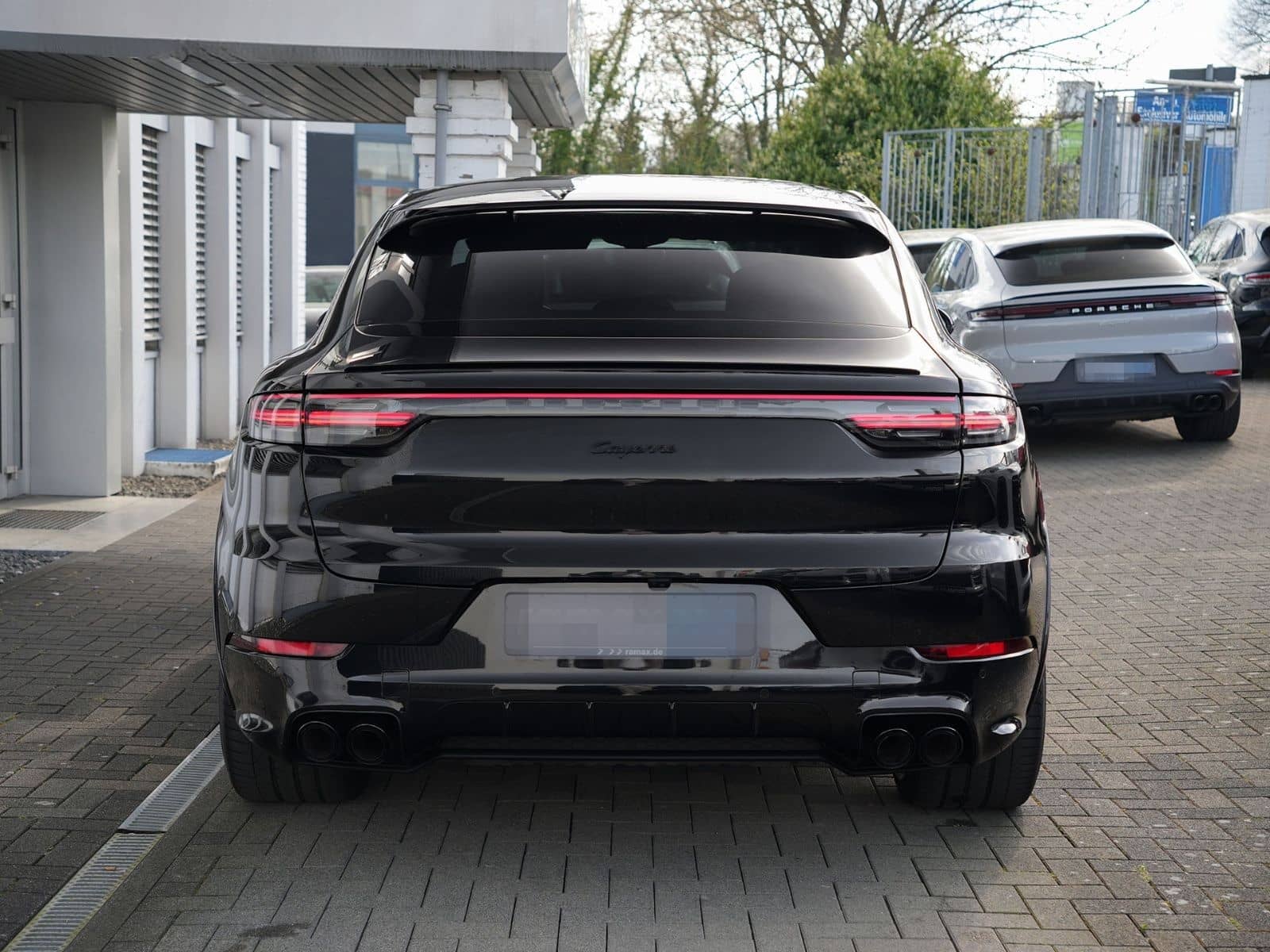 Porsche E-Hybrid Coupé SPORTDESIGN-PAKET-SPORTABGAS.-22" foto 3