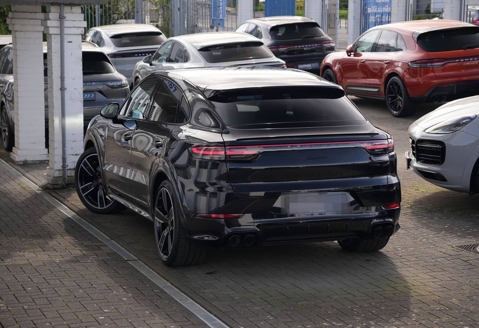 Porsche E-Hybrid Coupé SPORTDESIGN-PAKET-SPORTABGAS.-22" foto 7