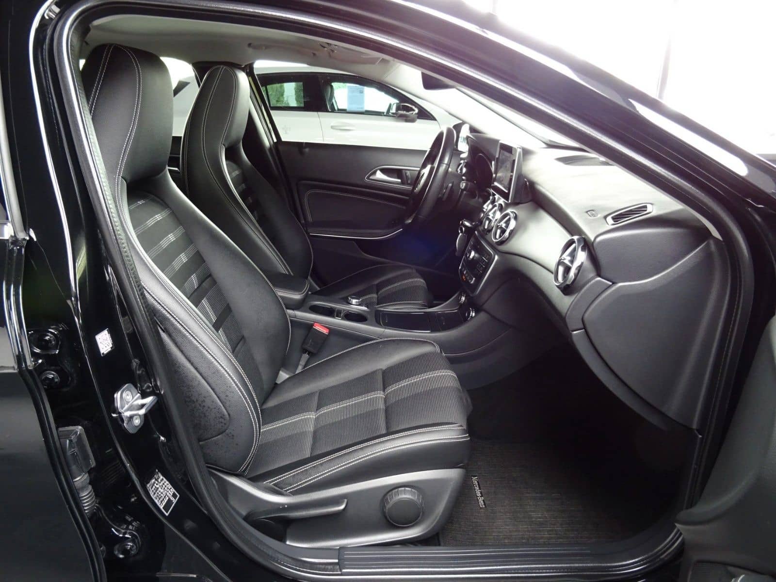 Mercedes-Benz GLA 200 Urban/ Autom./ Navi/ LED/ PDC/ AHK/ Pano foto 12