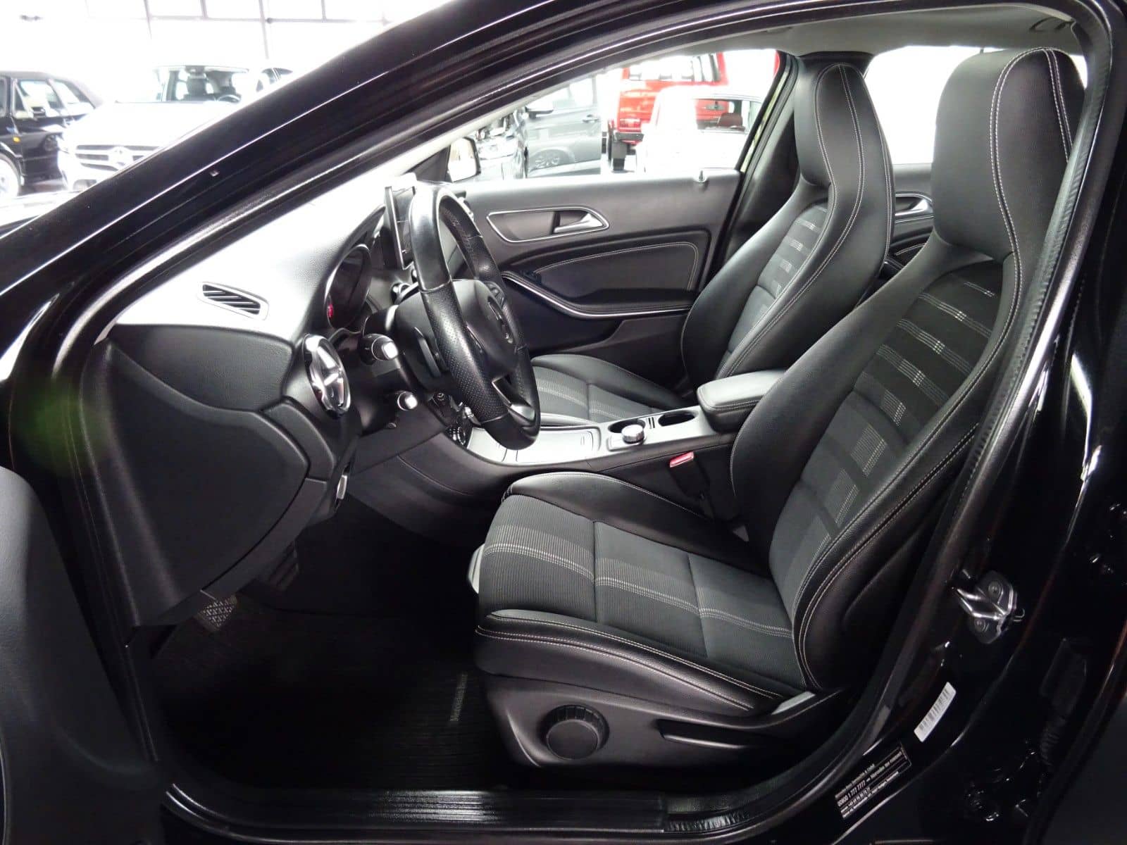 Mercedes-Benz GLA 200 Urban/ Autom./ Navi/ LED/ PDC/ AHK/ Pano foto 10