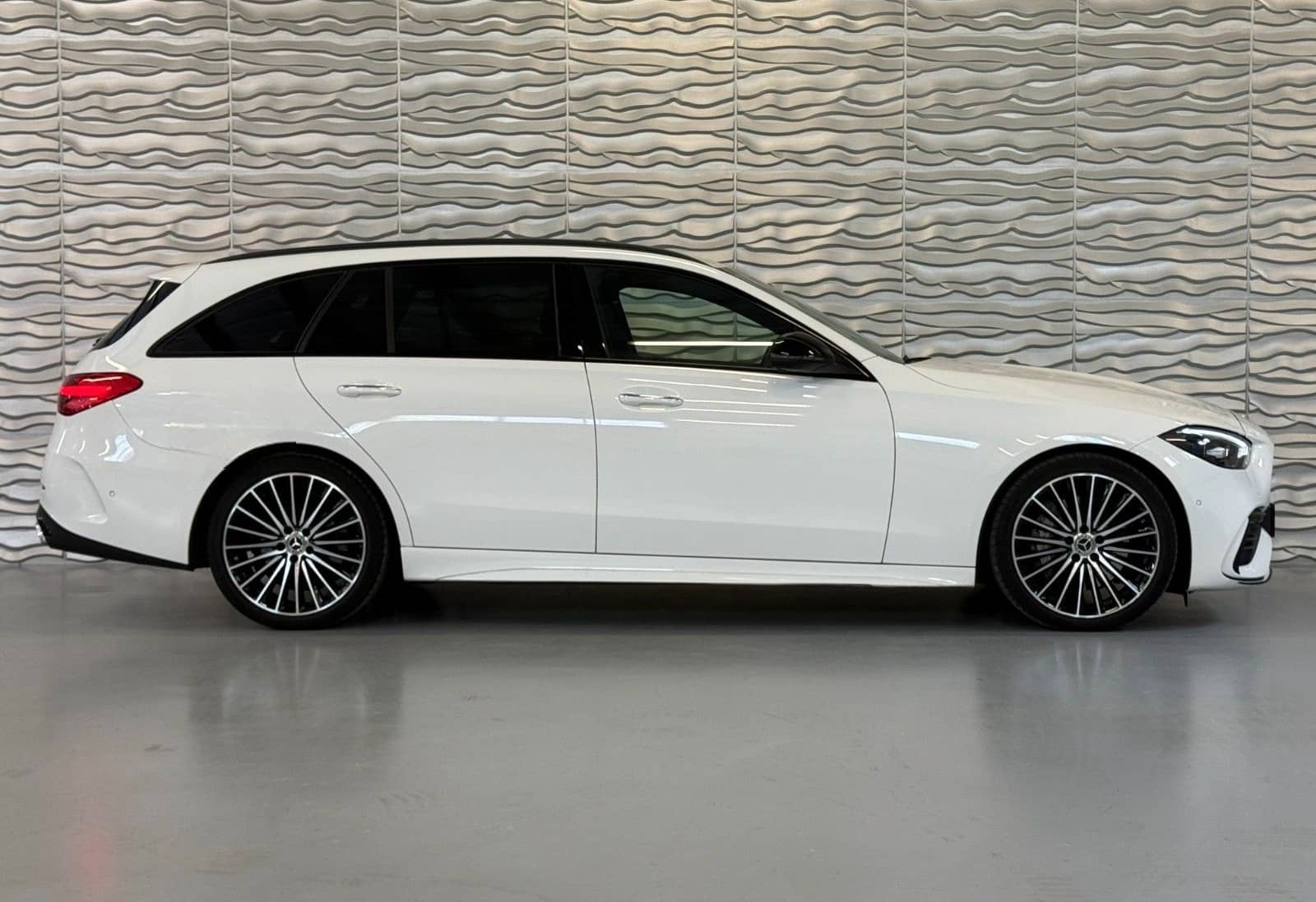 Mercedes-Benz C 220 d T AMG*NIGHT*LEDER*DIGITAL-LIGHT*BURMESTE foto 4