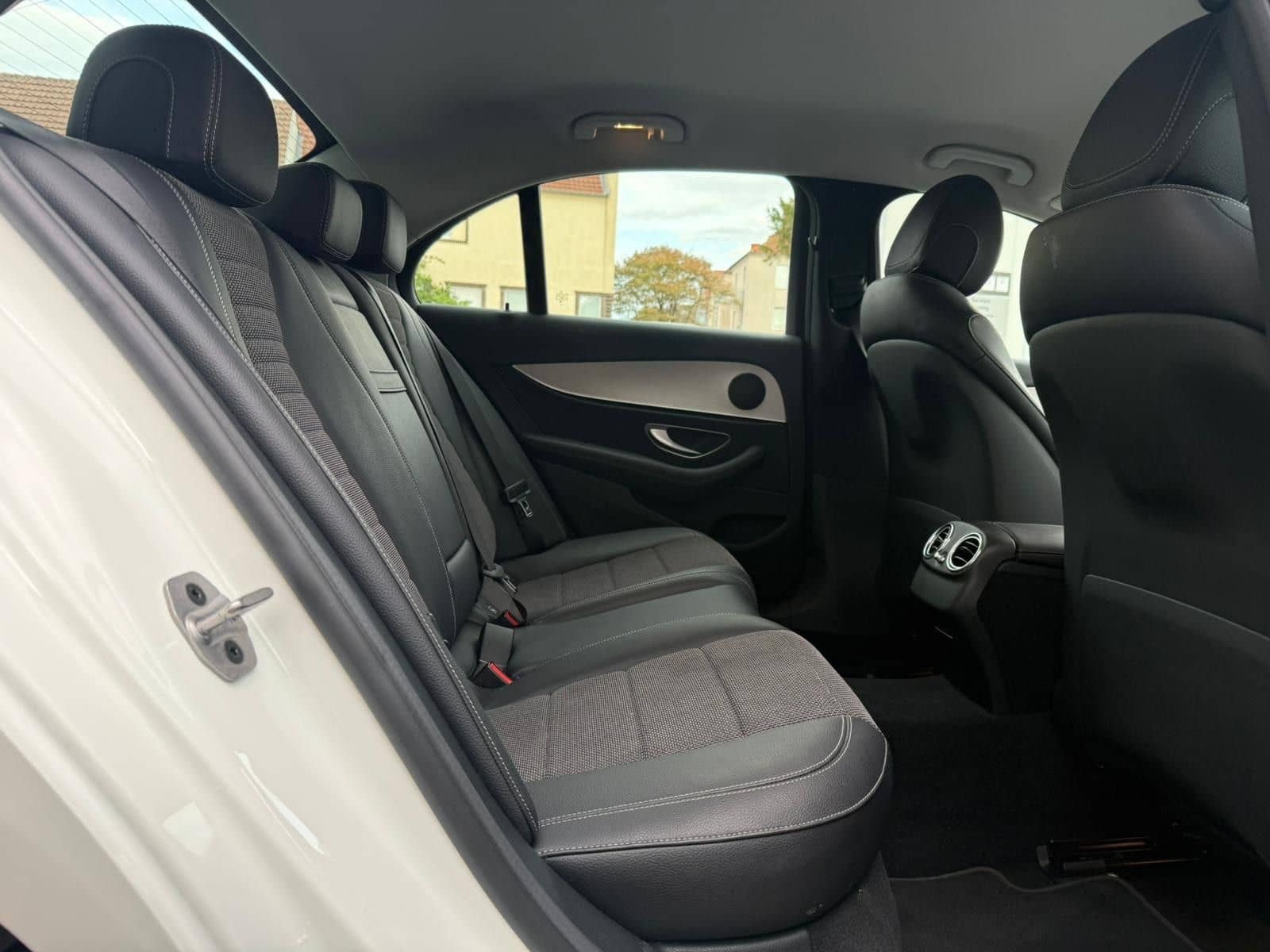 Mercedes-Benz E200 LIMOUSINE TOTWINKEL WIDESCREEN AVANTGARDE foto 16