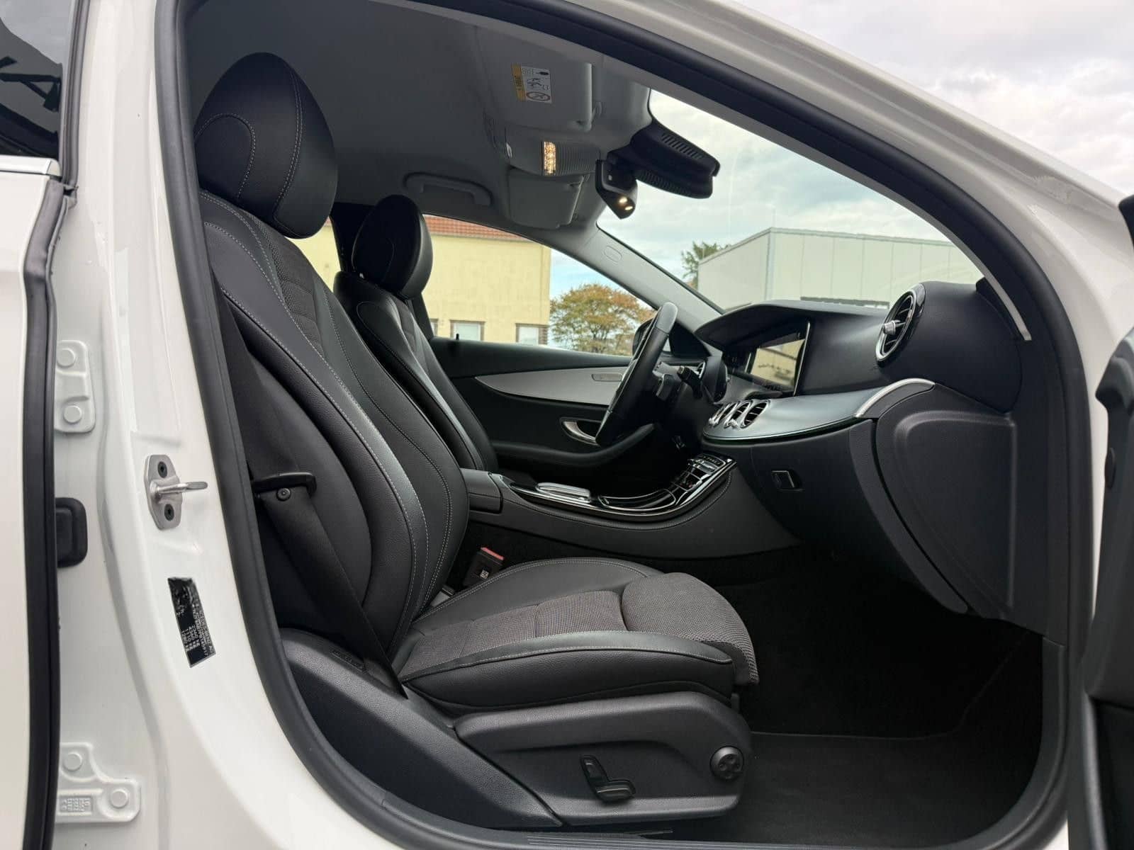 Mercedes-Benz E200 LIMOUSINE TOTWINKEL WIDESCREEN AVANTGARDE foto 17