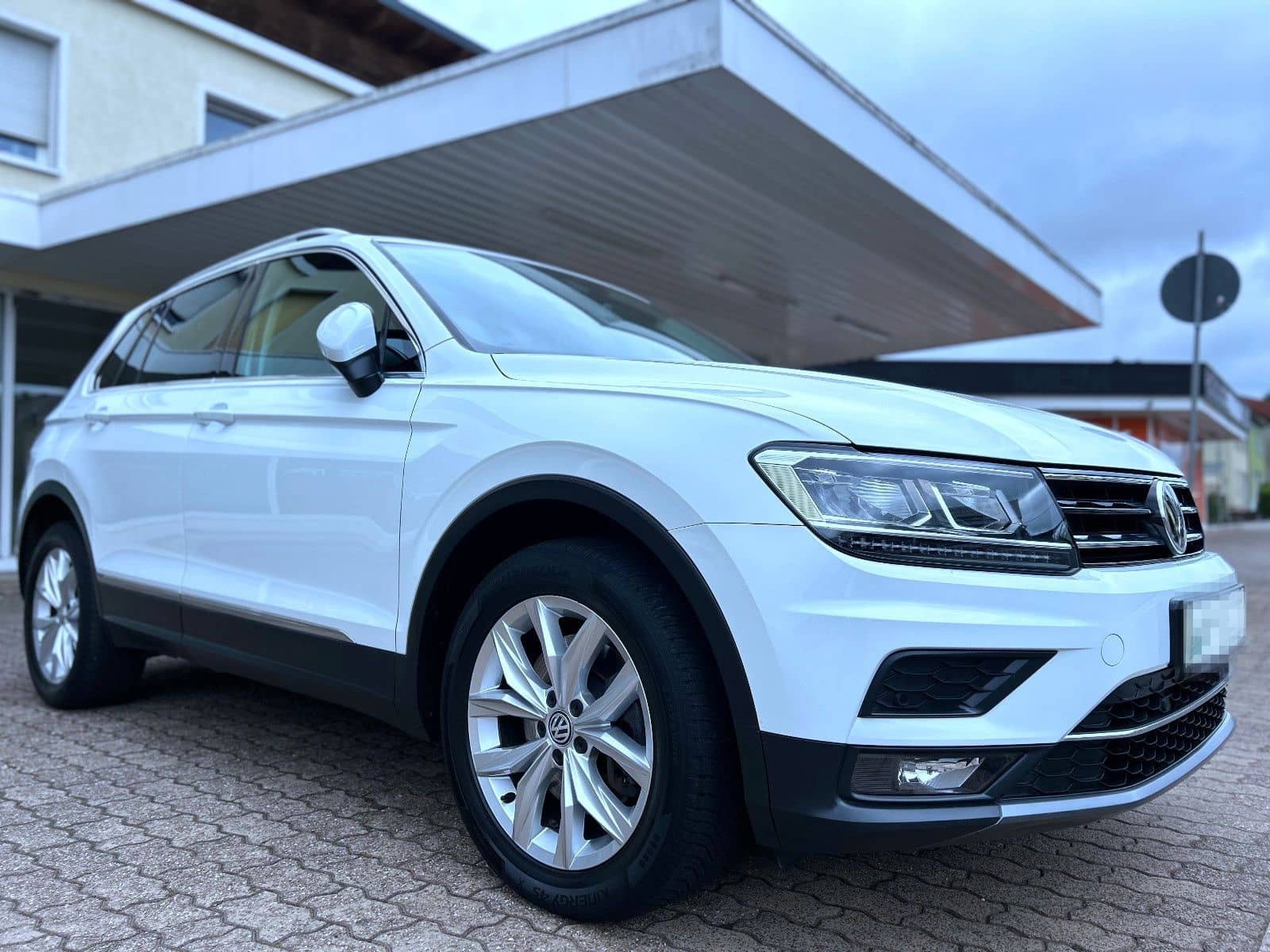 Volkswagen Tiguan 2.0 TSI 4MOTION Aut. Navi LED Alu Tüv NEU foto 3