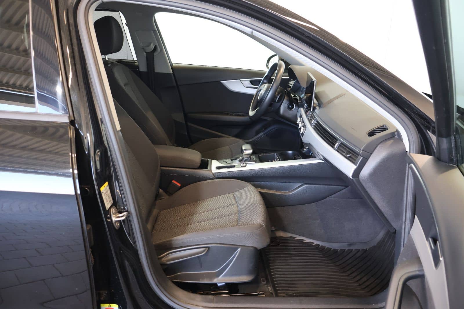 Audi A4 Avant 35 TFSI CARPLAY+FRONT+KEY+LED+17" foto 15